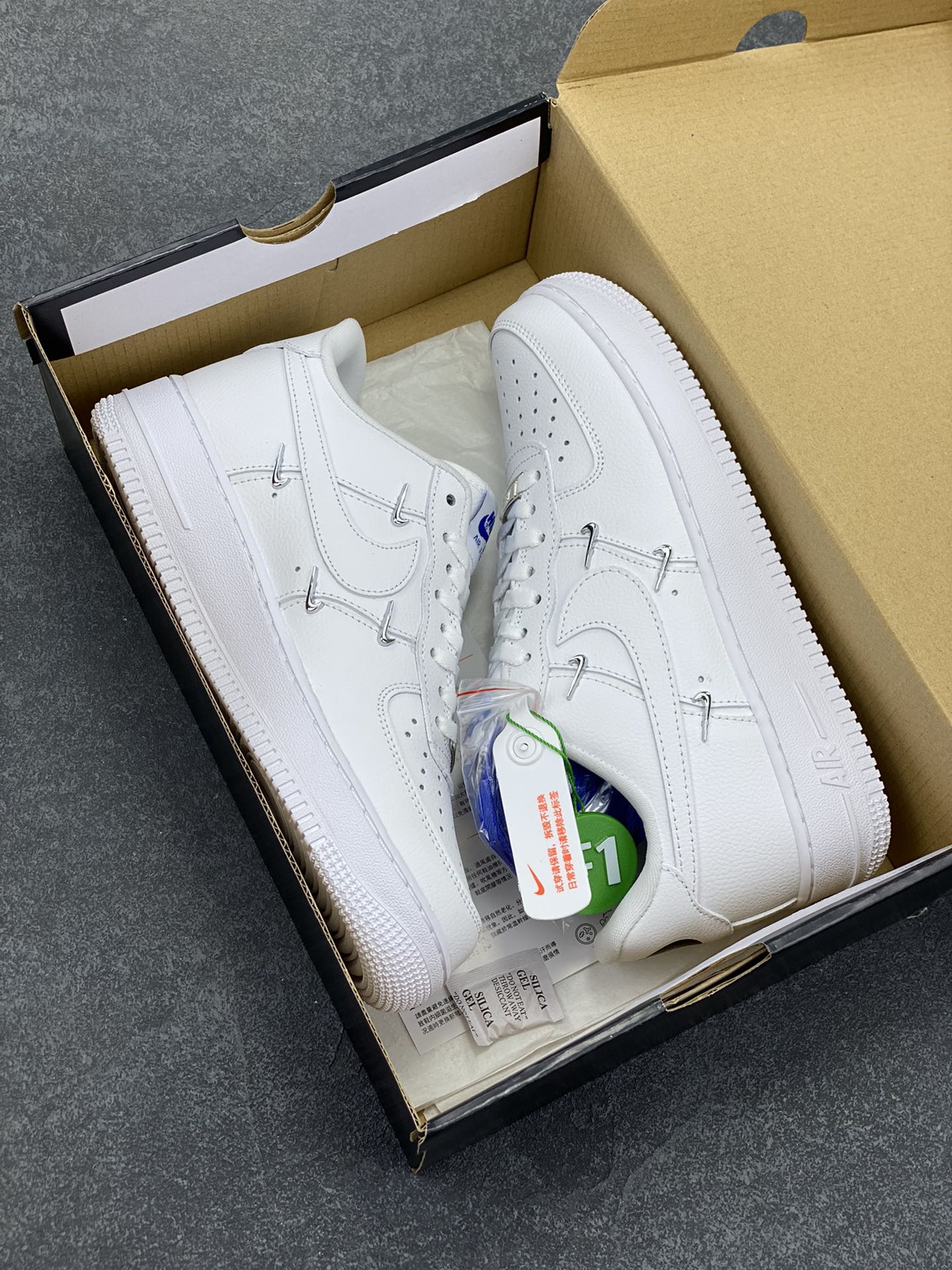 图片[9]-Nk Air Force 1\’07 Low 联名小银勾 空军一号低帮休闲板鞋 原楦头原纸板 打造纯正空军版型#专注外贸渠道 全掌内置蜂窝气垫 #原盒配件 原厂中底钢印、拉帮完美 货号：CT1990-100 尺码：36 36.5 37.5 38 38.5 39 40 40.5 41 42 42.5 43 44 44.5 45-选品中心