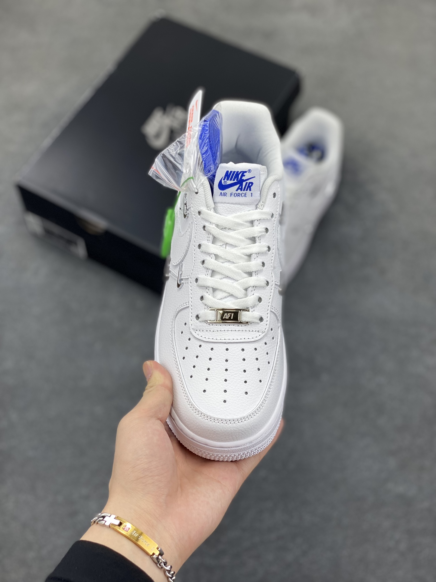 图片[2]-Nk Air Force 1\’07 Low 联名小银勾 空军一号低帮休闲板鞋 原楦头原纸板 打造纯正空军版型#专注外贸渠道 全掌内置蜂窝气垫 #原盒配件 原厂中底钢印、拉帮完美 货号：CT1990-100 尺码：36 36.5 37.5 38 38.5 39 40 40.5 41 42 42.5 43 44 44.5 45-选品中心