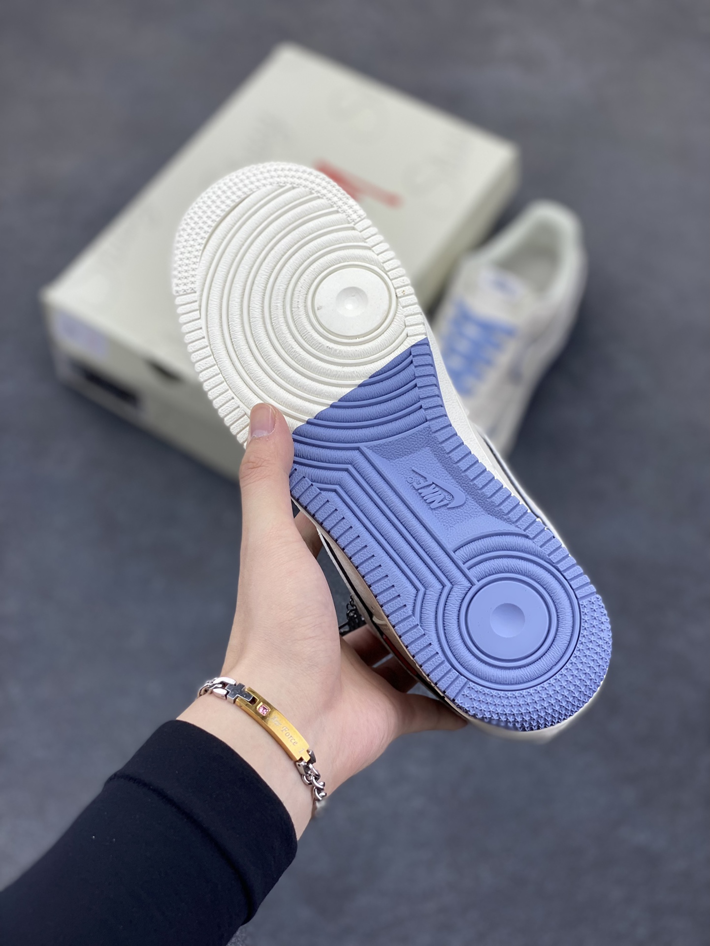 图片[5]-NIke Air Force 1 \’07 Low “斯图西联名”空军一号 低帮 运动鞋 休闲鞋 折边针车 工艺难度大 原楦头原纸板 原装鞋盒 定制五金配件 内置全掌气垫 原厂鞋底 货号：CS5288-019 尺码：36 36.5 37.5 38 38.5 39 40 40.5 41 42 42.5 43 44 44.5 45-选品中心