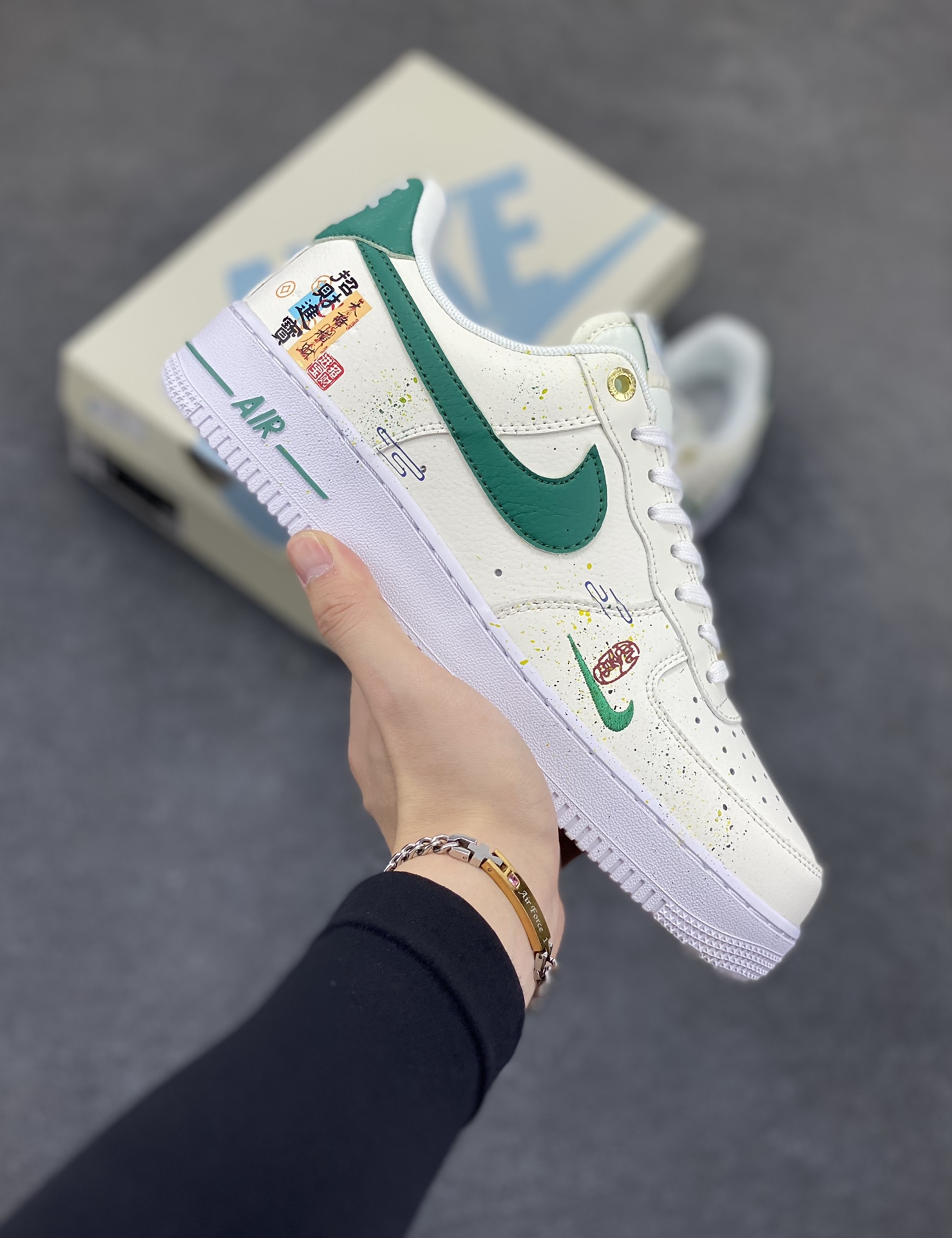 Nike Air Force 1 Low 40周年米白绿涂鸦 空军一号低帮运动休闲板鞋 原楦头原纸板 打造纯正空军版型 专注外贸渠道 全掌内置蜂窝气垫 原盒配件 原厂中底钢印、拉帮完美 货号:DQ7582-101 尺码:36 36.5 37.5 38 38.5 39 40 40.5 41 42 42.5 43 44 44.5 45-选品中心