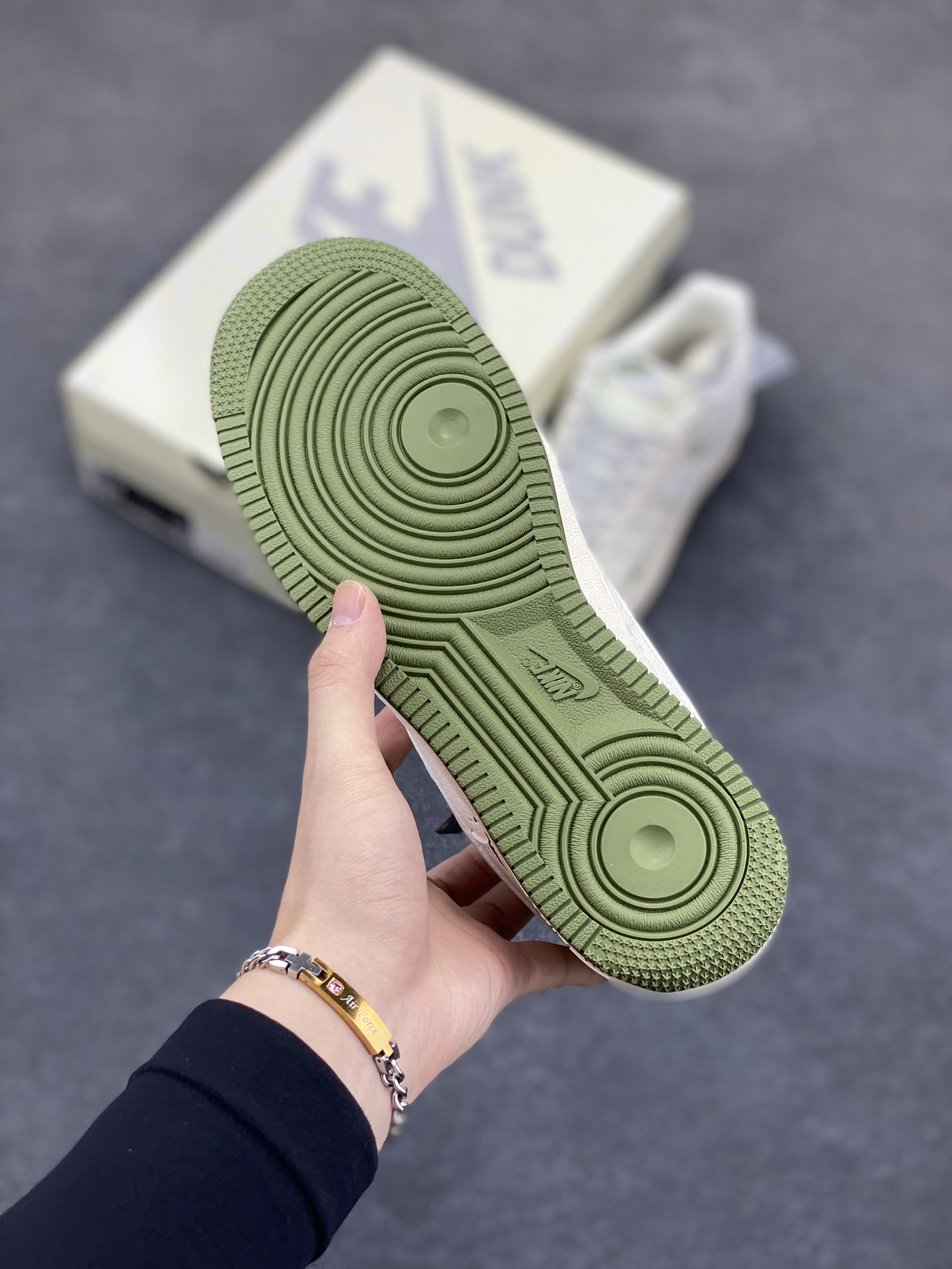 图片[5]-NIke Air Force 1 \’07 Low “NIKE联名——绿小三勾”空军一号 低帮 运动鞋 休闲鞋 折边针车 工艺难度大 原楦头原纸板 原装鞋盒 定制五金配件 内置全掌气垫 原厂鞋底 货号：XX3168-182 尺码：36 36.5 37.5 38 38.5 39 40 40.5 41 42 42.5 43 44 44.5 45-选品中心