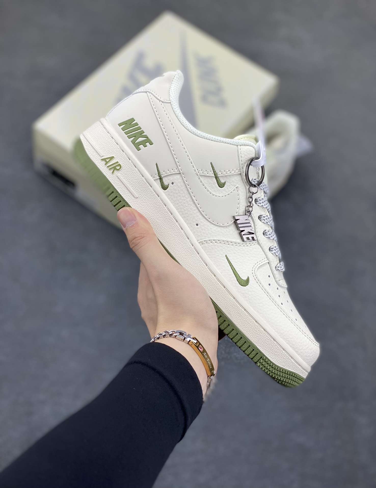 NIke Air Force 1 \'07 Low “NIKE联名——绿小三勾”空军一号 低帮 运动鞋 休闲鞋 折边针车 工艺难度大 原楦头原纸板 原装鞋盒 定制五金配件 内置全掌气垫 原厂鞋底 货号：XX3168-182 尺码：36 36.5 37.5 38 38.5 39 40 40.5 41 42 42.5 43 44 44.5 45-选品中心