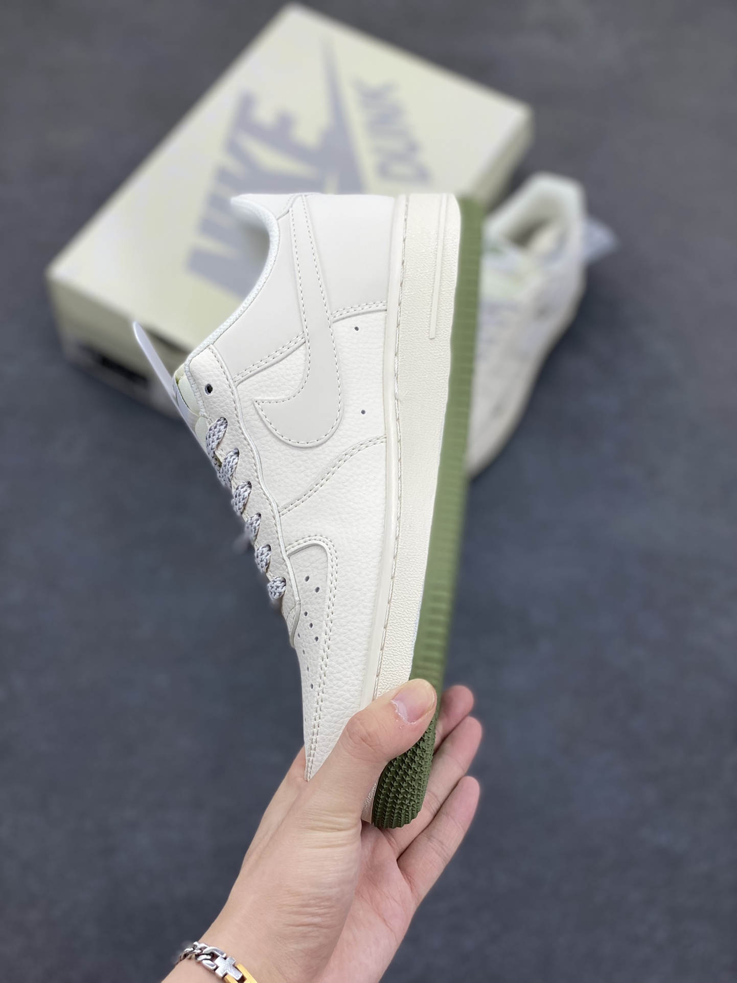 图片[3]-NIke Air Force 1 \’07 Low “NIKE联名——绿小三勾”空军一号 低帮 运动鞋 休闲鞋 折边针车 工艺难度大 原楦头原纸板 原装鞋盒 定制五金配件 内置全掌气垫 原厂鞋底 货号：XX3168-182 尺码：36 36.5 37.5 38 38.5 39 40 40.5 41 42 42.5 43 44 44.5 45-选品中心