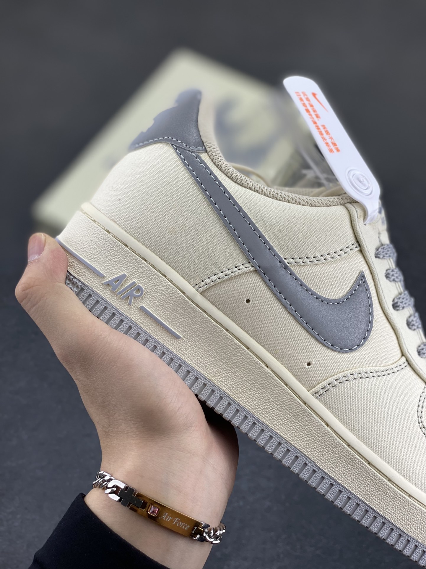 图片[6]-福利特价   NIke Air Force 1 \’07 米银布面 空军一号低帮休闲板鞋 3m反光 进口牛筋布 原楦头原纸板 纯正空军版型 全掌内置全掌气垫 原盒配件 原厂中底钢印 拉帮完美 货号：TQ1456-222 尺码：36 36.5 37.5 38 38.5 39 40 40.5 41 42 42.5 43 44 44.5 45-选品中心