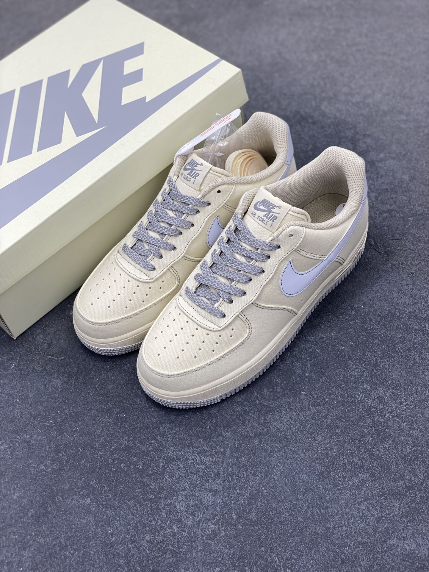 图片[8]-福利特价   NIke Air Force 1 \’07 米银布面 空军一号低帮休闲板鞋 3m反光 进口牛筋布 原楦头原纸板 纯正空军版型 全掌内置全掌气垫 原盒配件 原厂中底钢印 拉帮完美 货号：TQ1456-222 尺码：36 36.5 37.5 38 38.5 39 40 40.5 41 42 42.5 43 44 44.5 45-选品中心