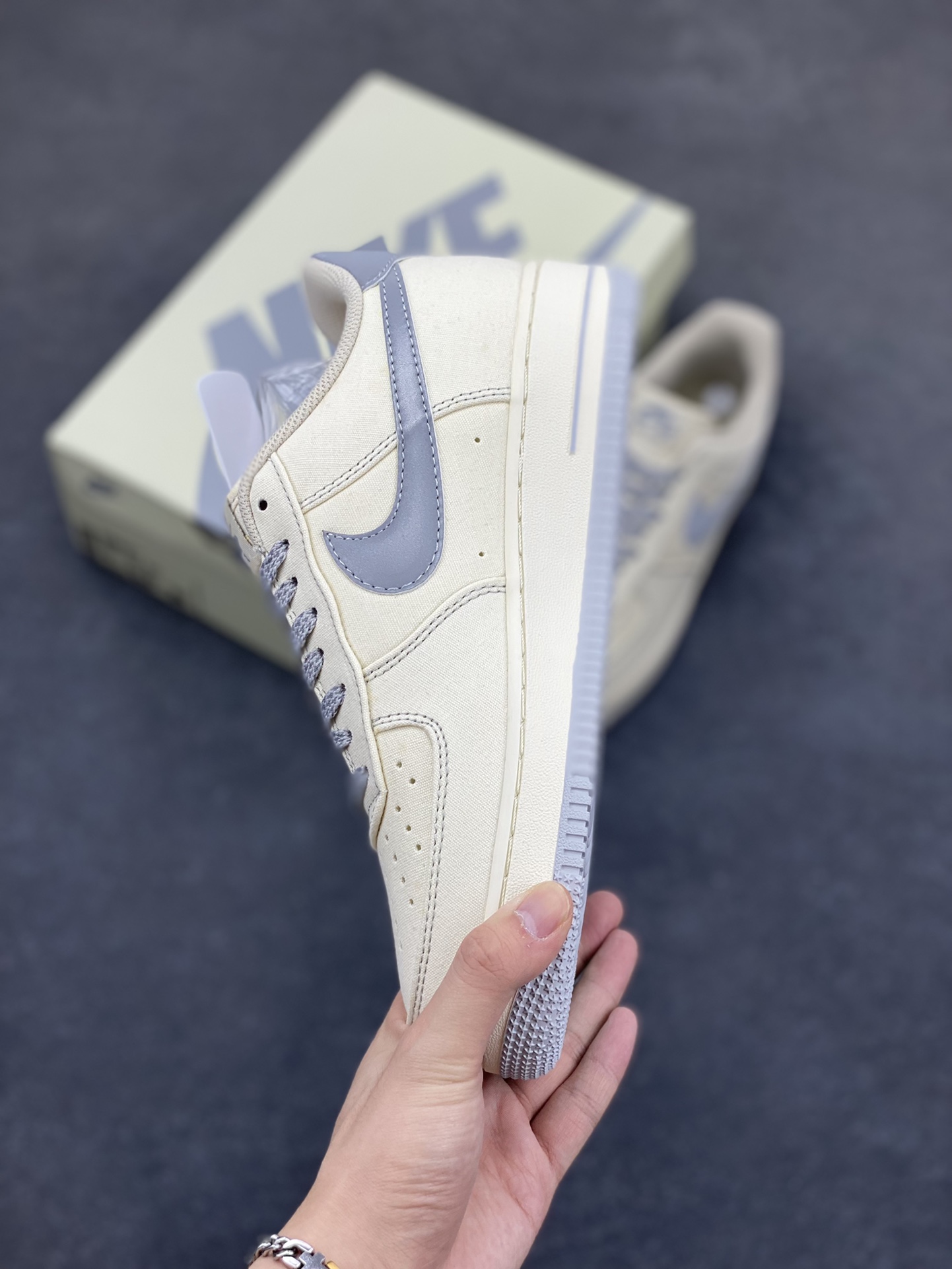 图片[3]-福利特价   NIke Air Force 1 \’07 米银布面 空军一号低帮休闲板鞋 3m反光 进口牛筋布 原楦头原纸板 纯正空军版型 全掌内置全掌气垫 原盒配件 原厂中底钢印 拉帮完美 货号：TQ1456-222 尺码：36 36.5 37.5 38 38.5 39 40 40.5 41 42 42.5 43 44 44.5 45-选品中心
