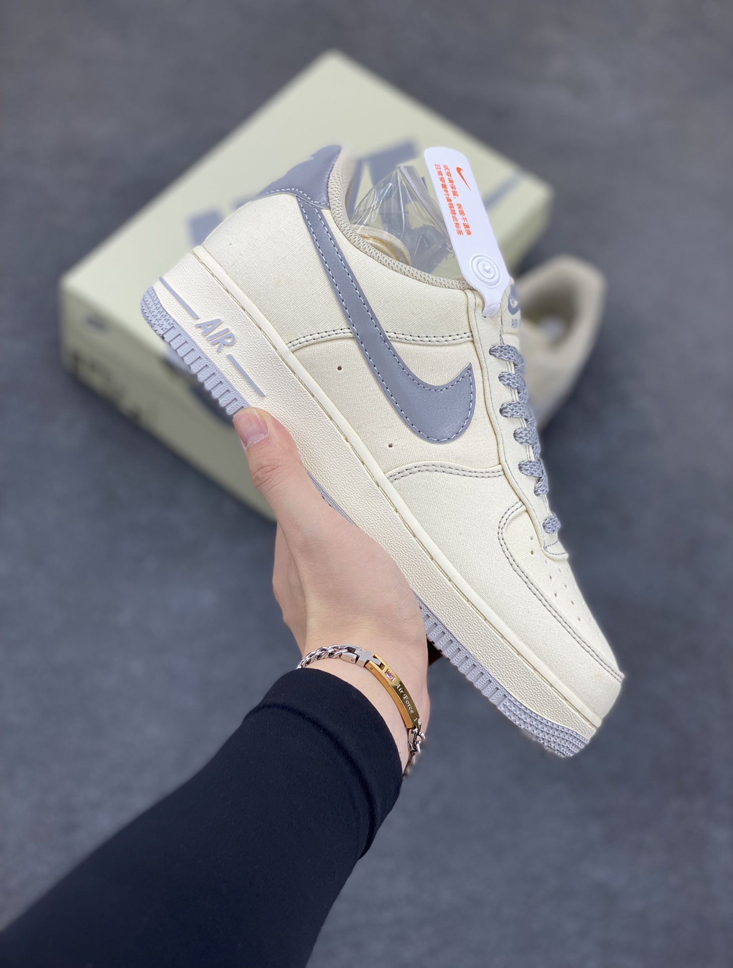 福利特价   NIke Air Force 1 \’07 米银布面 空军一号低帮休闲板鞋 3m反光 进口牛筋布 原楦头原纸板 纯正空军版型 全掌内置全掌气垫 原盒配件 原厂中底钢印 拉帮完美 货号:TQ1456-222 尺码:36 36.5 37.5 38 38.5 39 40 40.5 41 42 42.5 43 44 44.5 45-选品中心