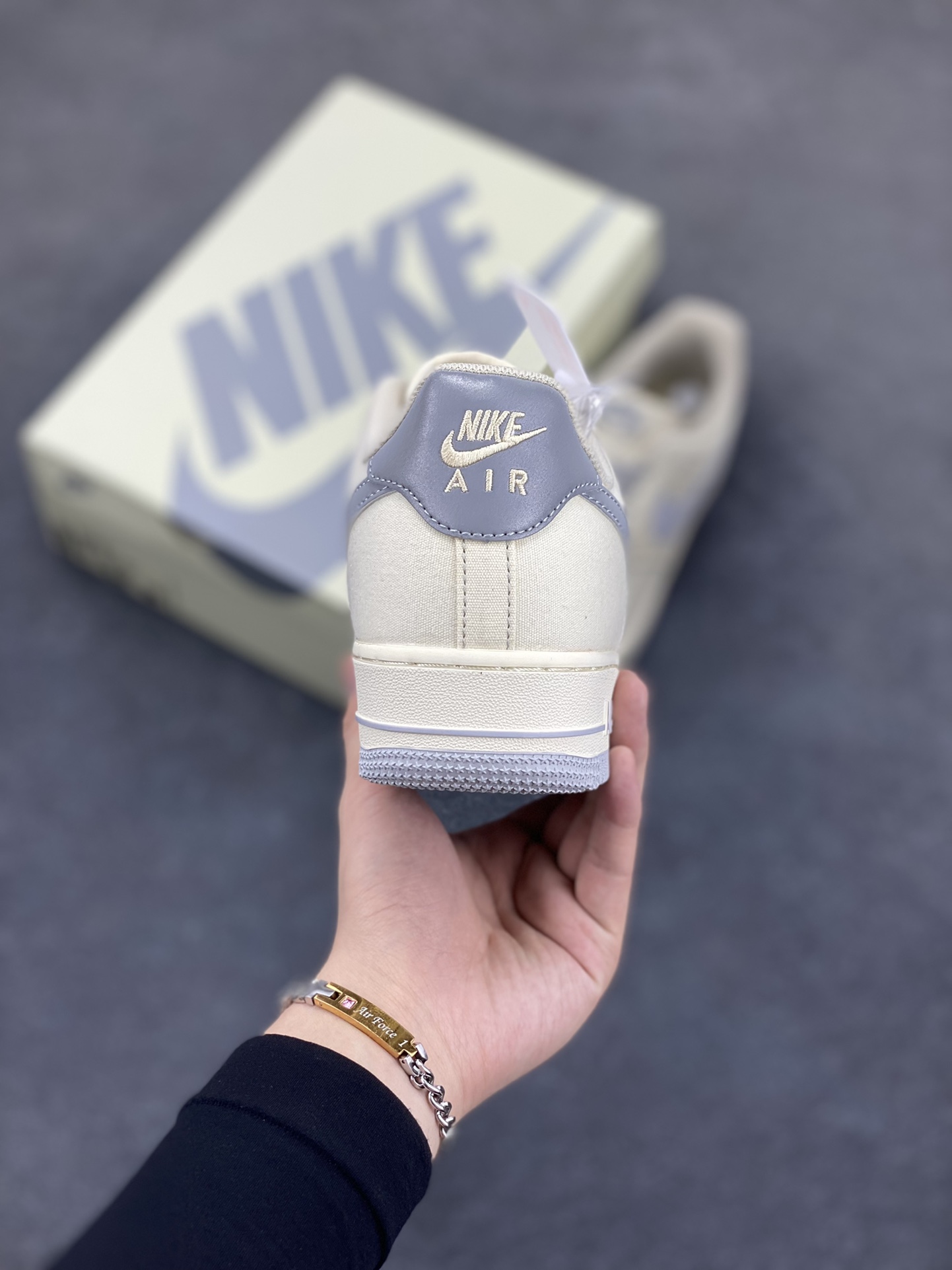 图片[4]-福利特价   NIke Air Force 1 \’07 米银布面 空军一号低帮休闲板鞋 3m反光 进口牛筋布 原楦头原纸板 纯正空军版型 全掌内置全掌气垫 原盒配件 原厂中底钢印 拉帮完美 货号：TQ1456-222 尺码：36 36.5 37.5 38 38.5 39 40 40.5 41 42 42.5 43 44 44.5 45-选品中心