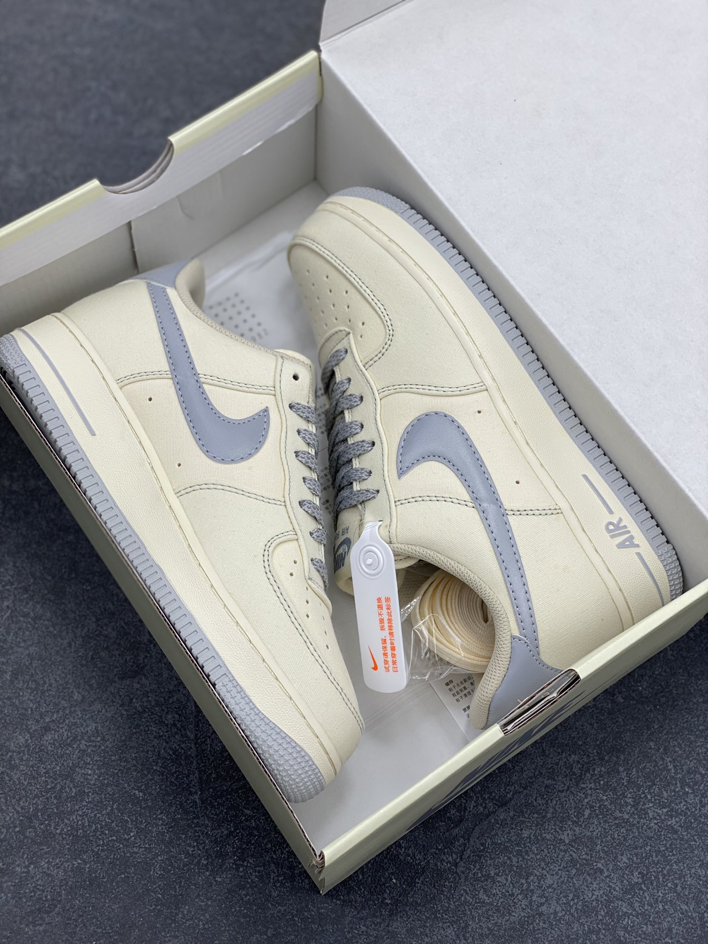图片[9]-福利特价   NIke Air Force 1 \’07 米银布面 空军一号低帮休闲板鞋 3m反光 进口牛筋布 原楦头原纸板 纯正空军版型 全掌内置全掌气垫 原盒配件 原厂中底钢印 拉帮完美 货号：TQ1456-222 尺码：36 36.5 37.5 38 38.5 39 40 40.5 41 42 42.5 43 44 44.5 45-选品中心