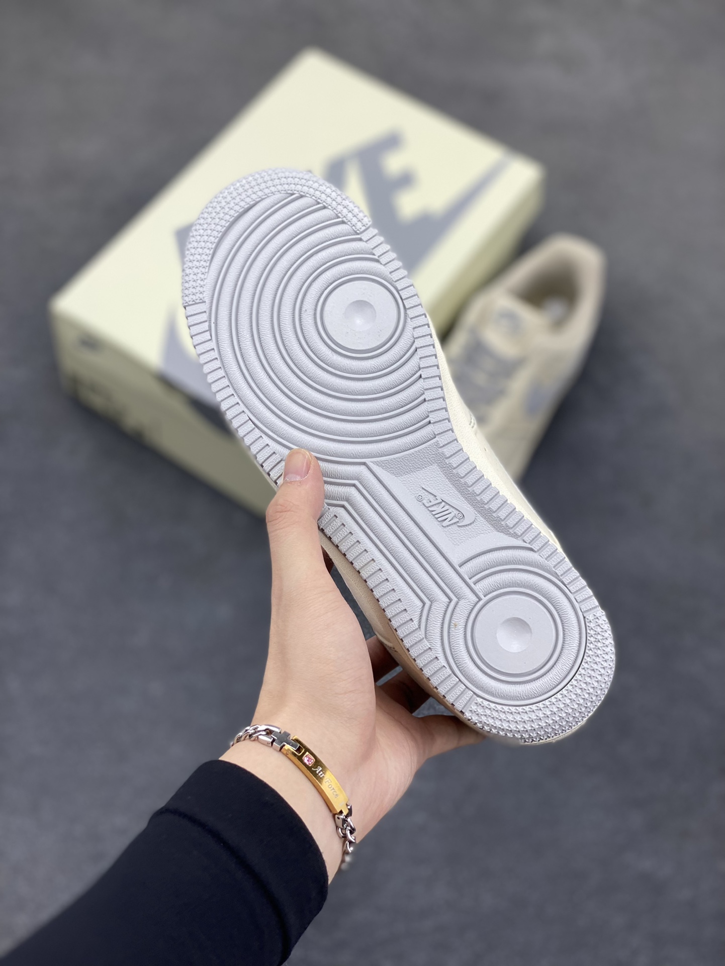 图片[5]-福利特价   NIke Air Force 1 \’07 米银布面 空军一号低帮休闲板鞋 3m反光 进口牛筋布 原楦头原纸板 纯正空军版型 全掌内置全掌气垫 原盒配件 原厂中底钢印 拉帮完美 货号：TQ1456-222 尺码：36 36.5 37.5 38 38.5 39 40 40.5 41 42 42.5 43 44 44.5 45-选品中心