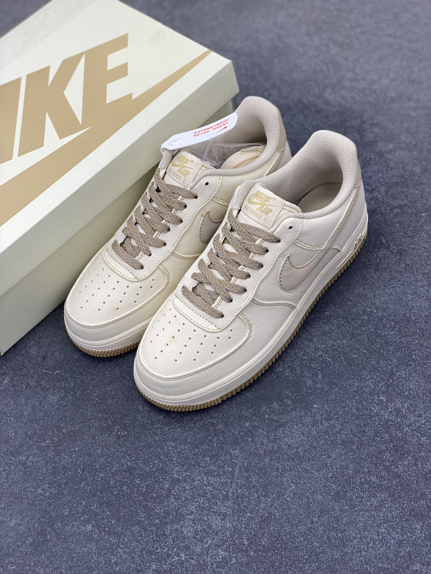 图片[8]-福利特价   NIke Air Force 1 \’07 米黄布面 空军一号低帮休闲板鞋 3m反光 进口牛筋布 原楦头原纸板 纯正空军版型 全掌内置全掌气垫 原盒配件 原厂中底钢印 拉帮完美 货号：TQ1456-211 尺码：36 36.5 37.5 38 38.5 39 40 40.5 41 42 42.5 43 44 44.5 45-选品中心