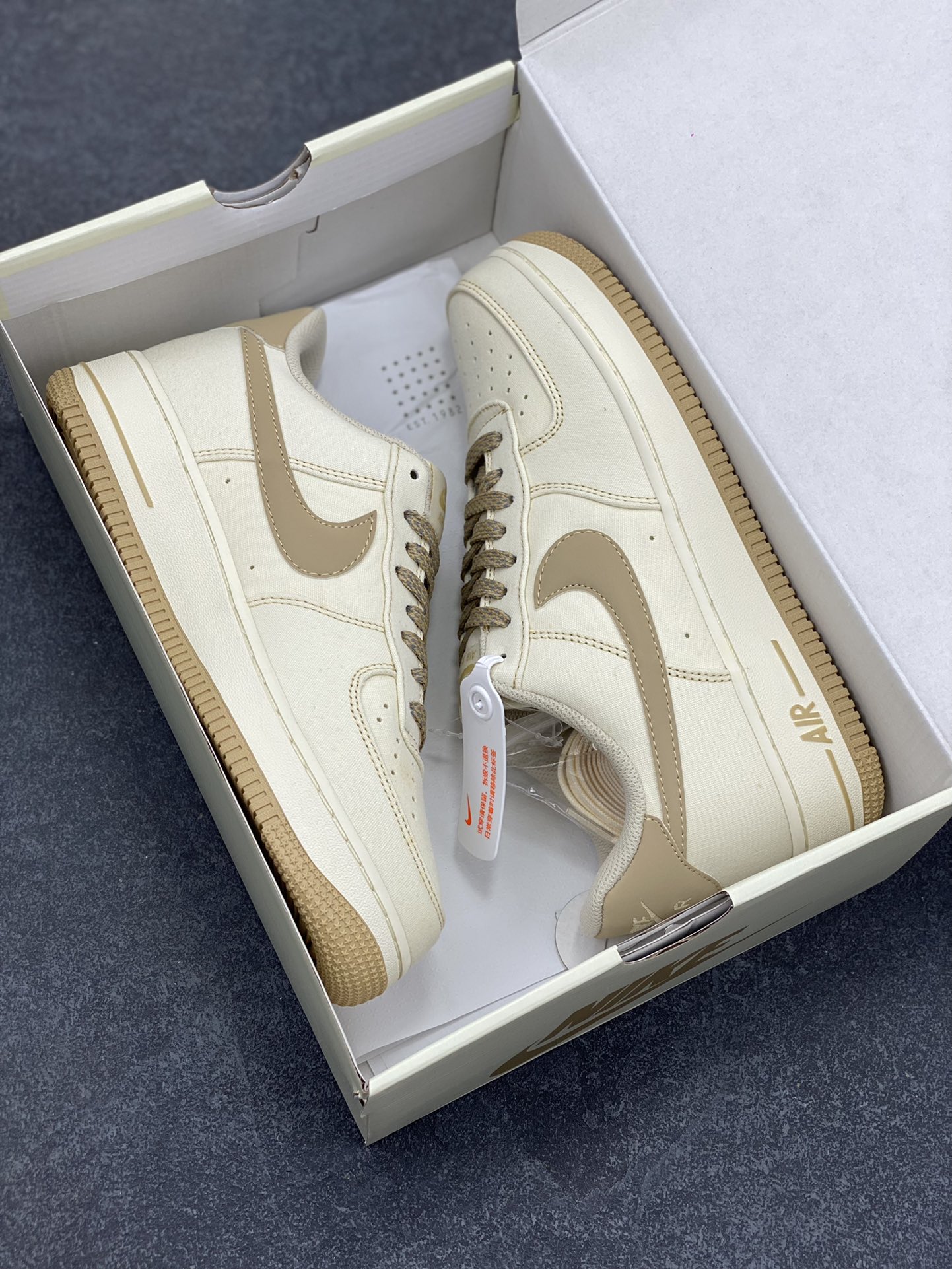 图片[9]-福利特价   NIke Air Force 1 \’07 米黄布面 空军一号低帮休闲板鞋 3m反光 进口牛筋布 原楦头原纸板 纯正空军版型 全掌内置全掌气垫 原盒配件 原厂中底钢印 拉帮完美 货号：TQ1456-211 尺码：36 36.5 37.5 38 38.5 39 40 40.5 41 42 42.5 43 44 44.5 45-选品中心