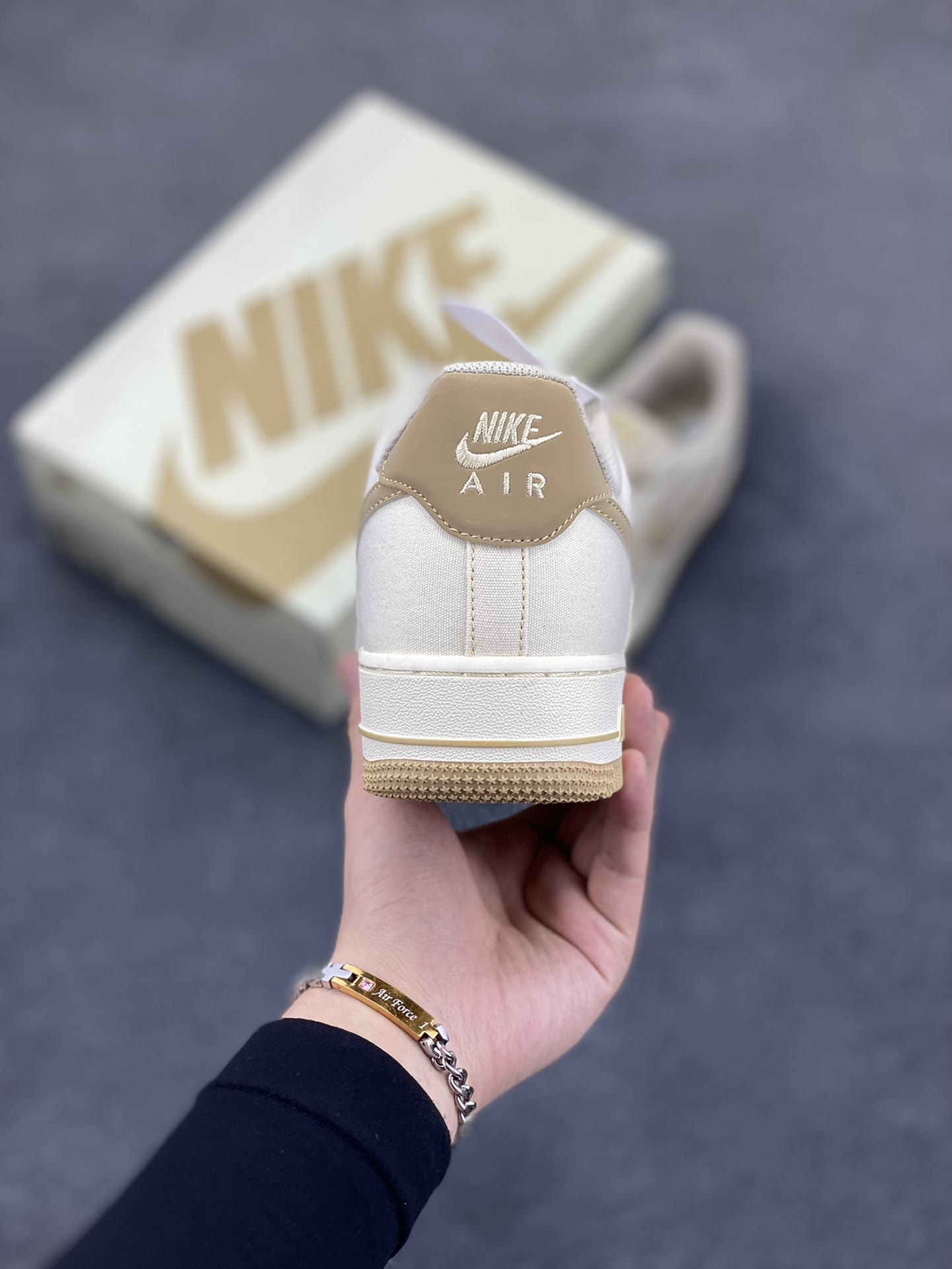 图片[4]-福利特价   NIke Air Force 1 \’07 米黄布面 空军一号低帮休闲板鞋 3m反光 进口牛筋布 原楦头原纸板 纯正空军版型 全掌内置全掌气垫 原盒配件 原厂中底钢印 拉帮完美 货号：TQ1456-211 尺码：36 36.5 37.5 38 38.5 39 40 40.5 41 42 42.5 43 44 44.5 45-选品中心