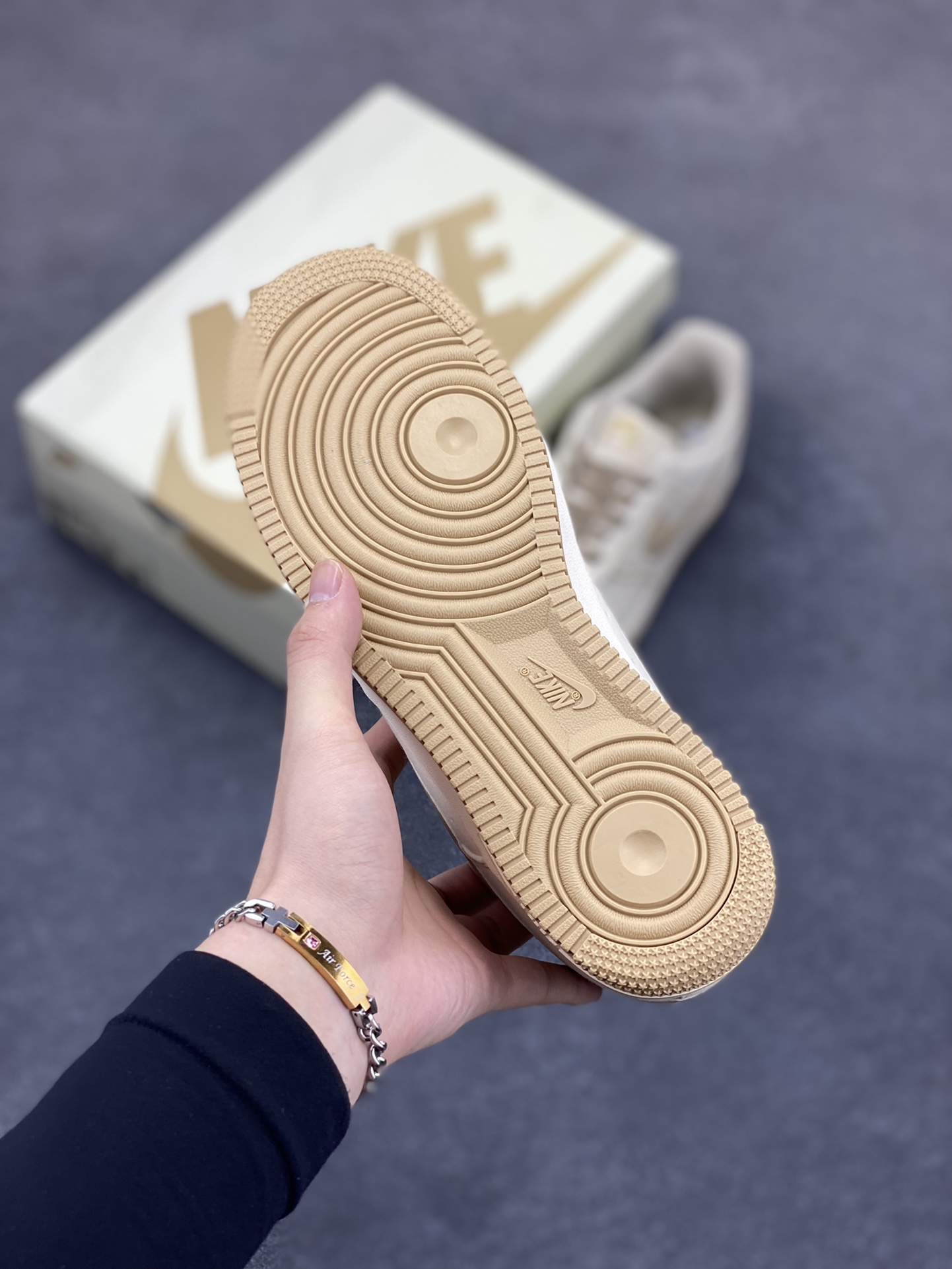 图片[5]-福利特价   NIke Air Force 1 \’07 米黄布面 空军一号低帮休闲板鞋 3m反光 进口牛筋布 原楦头原纸板 纯正空军版型 全掌内置全掌气垫 原盒配件 原厂中底钢印 拉帮完美 货号：TQ1456-211 尺码：36 36.5 37.5 38 38.5 39 40 40.5 41 42 42.5 43 44 44.5 45-选品中心