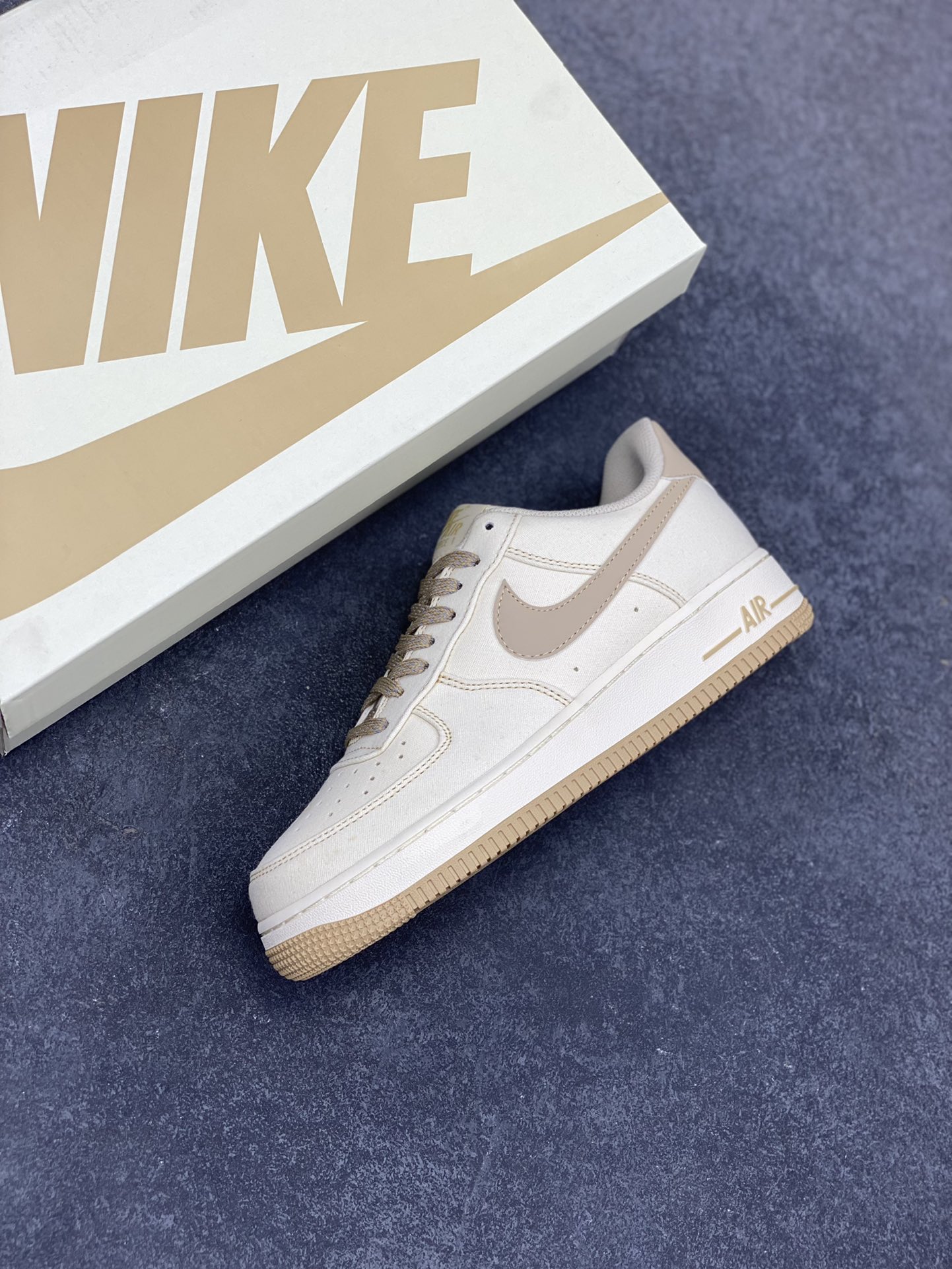 图片[7]-福利特价   NIke Air Force 1 \’07 米黄布面 空军一号低帮休闲板鞋 3m反光 进口牛筋布 原楦头原纸板 纯正空军版型 全掌内置全掌气垫 原盒配件 原厂中底钢印 拉帮完美 货号：TQ1456-211 尺码：36 36.5 37.5 38 38.5 39 40 40.5 41 42 42.5 43 44 44.5 45-选品中心