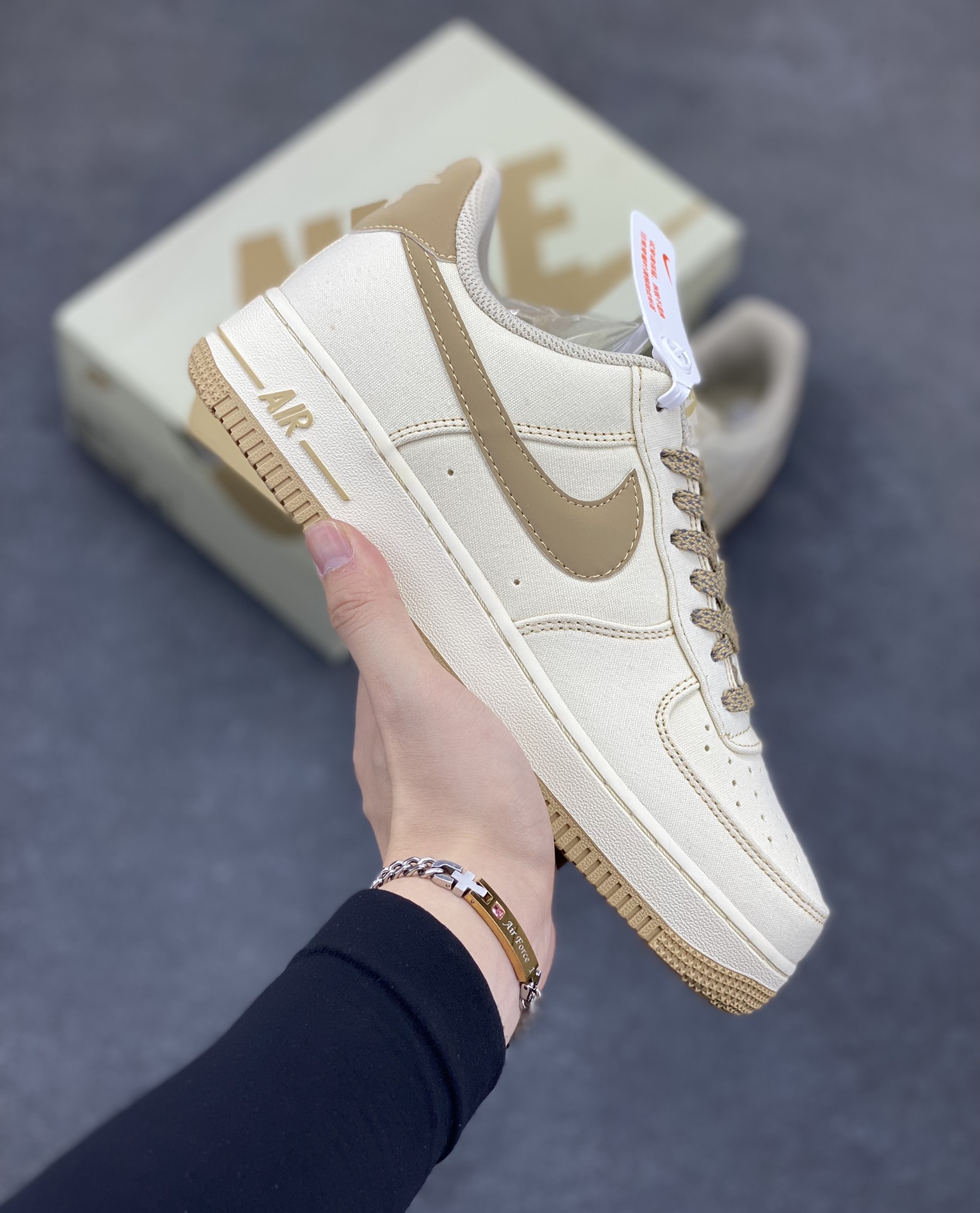 福利特价   NIke Air Force 1 \’07 米黄布面 空军一号低帮休闲板鞋 3m反光 进口牛筋布 原楦头原纸板 纯正空军版型 全掌内置全掌气垫 原盒配件 原厂中底钢印 拉帮完美 货号：TQ1456-211 尺码：36 36.5 37.5 38 38.5 39 40 40.5 41 42 42.5 43 44 44.5 45-选品中心
