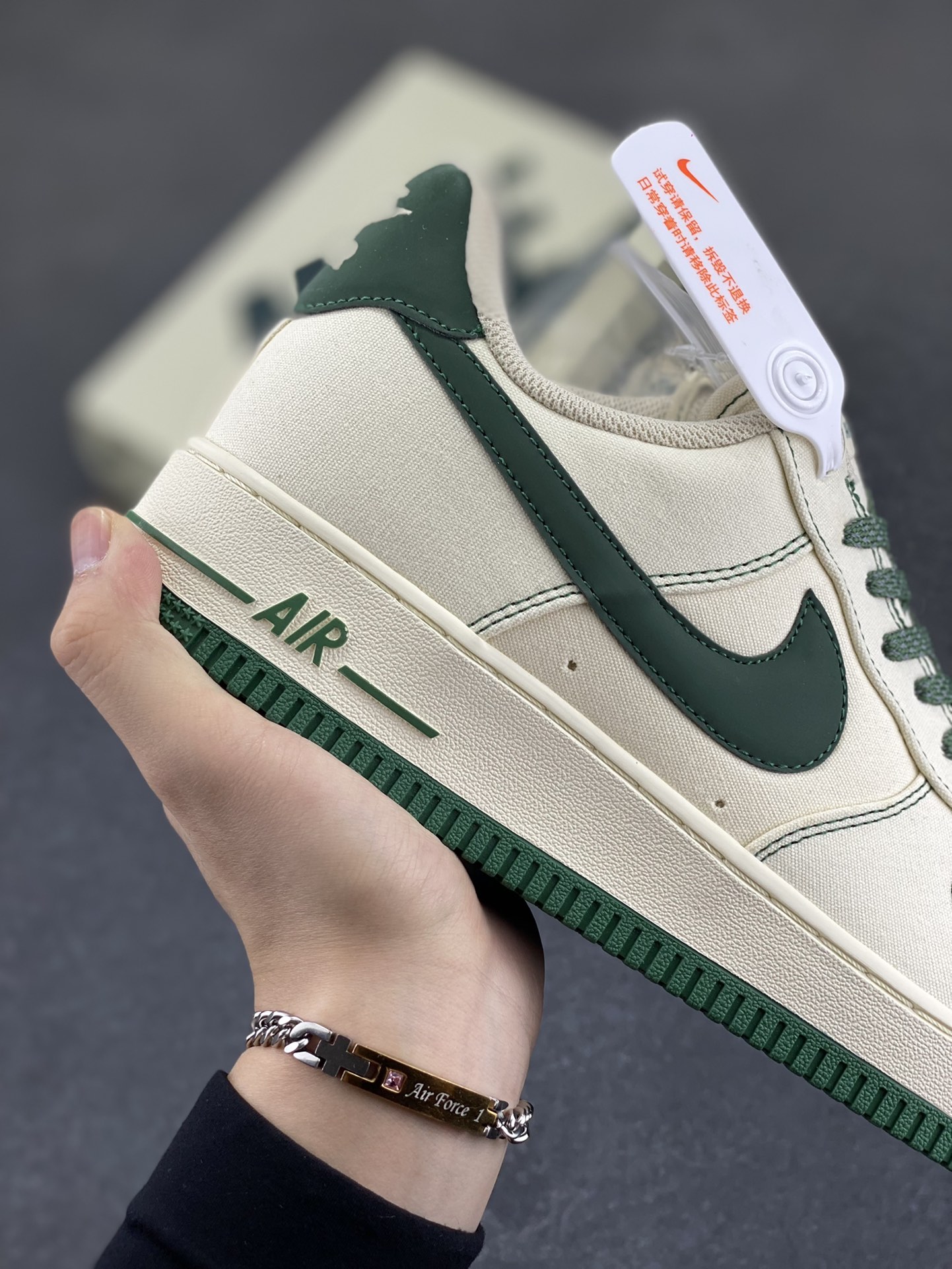 图片[6]-福利特价   NIke Air Force 1 \’07 米绿布面 空军一号低帮休闲板鞋 3m反光 进口牛筋布 原楦头原纸板 纯正空军版型 全掌内置全掌气垫 原盒配件 原厂中底钢印 拉帮完美 货号：TQ1456-266 尺码：36 36.5 37.5 38 38.5 39 40 40.5 41 42 42.5 43 44 44.5 45-选品中心