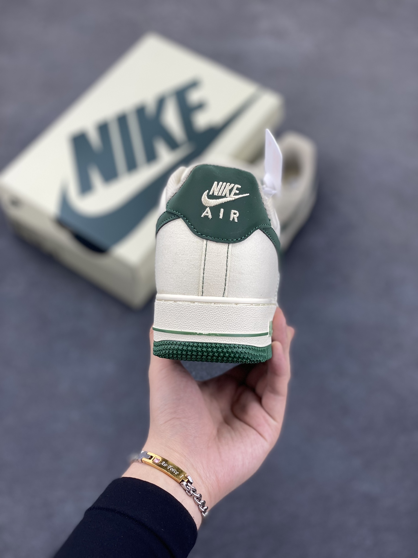 图片[4]-福利特价   NIke Air Force 1 \’07 米绿布面 空军一号低帮休闲板鞋 3m反光 进口牛筋布 原楦头原纸板 纯正空军版型 全掌内置全掌气垫 原盒配件 原厂中底钢印 拉帮完美 货号：TQ1456-266 尺码：36 36.5 37.5 38 38.5 39 40 40.5 41 42 42.5 43 44 44.5 45-选品中心