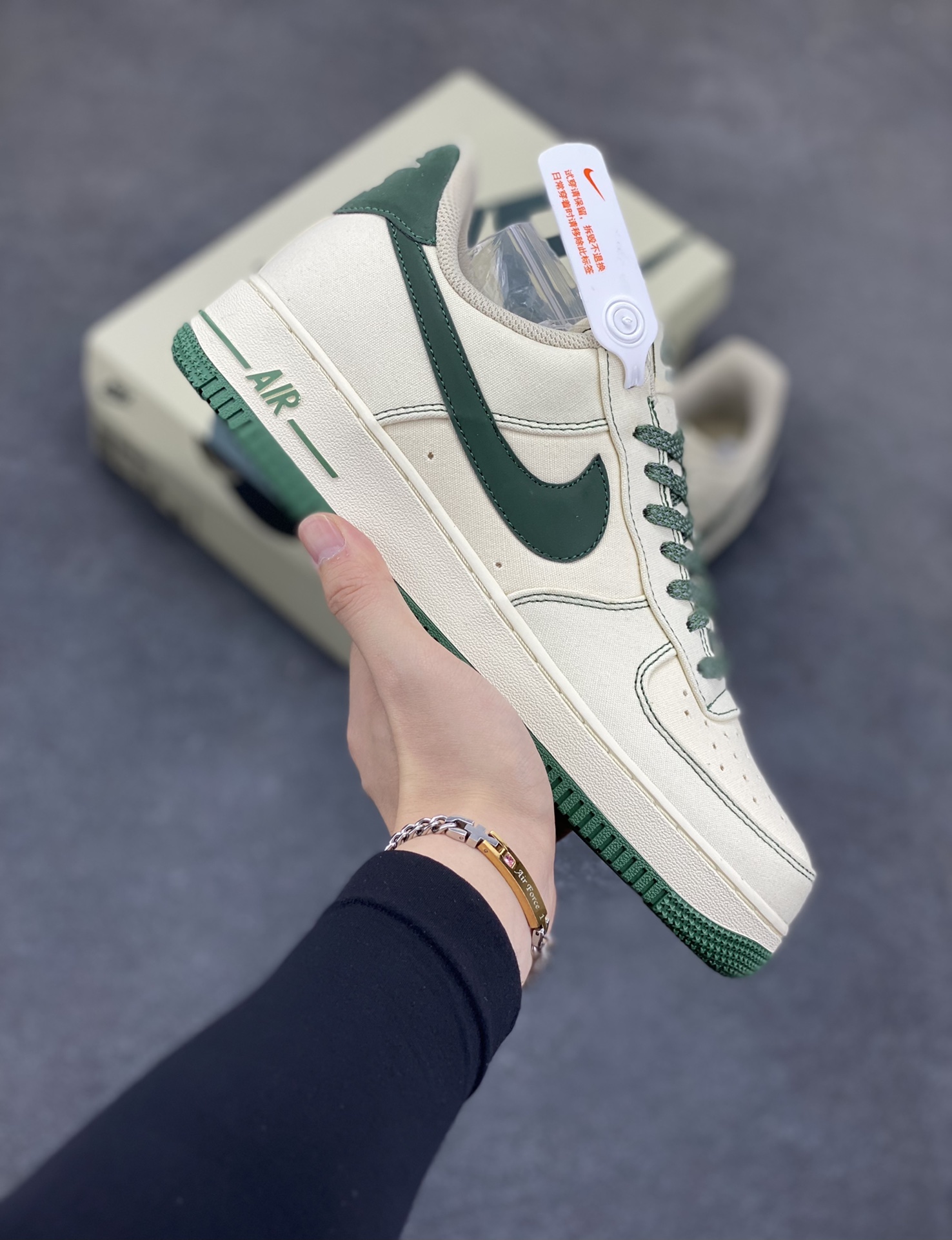 福利特价   NIke Air Force 1 \’07 米绿布面 空军一号低帮休闲板鞋 3m反光 进口牛筋布 原楦头原纸板 纯正空军版型 全掌内置全掌气垫 原盒配件 原厂中底钢印 拉帮完美 货号:TQ1456-266 尺码:36 36.5 37.5 38 38.5 39 40 40.5 41 42 42.5 43 44 44.5 45-选品中心