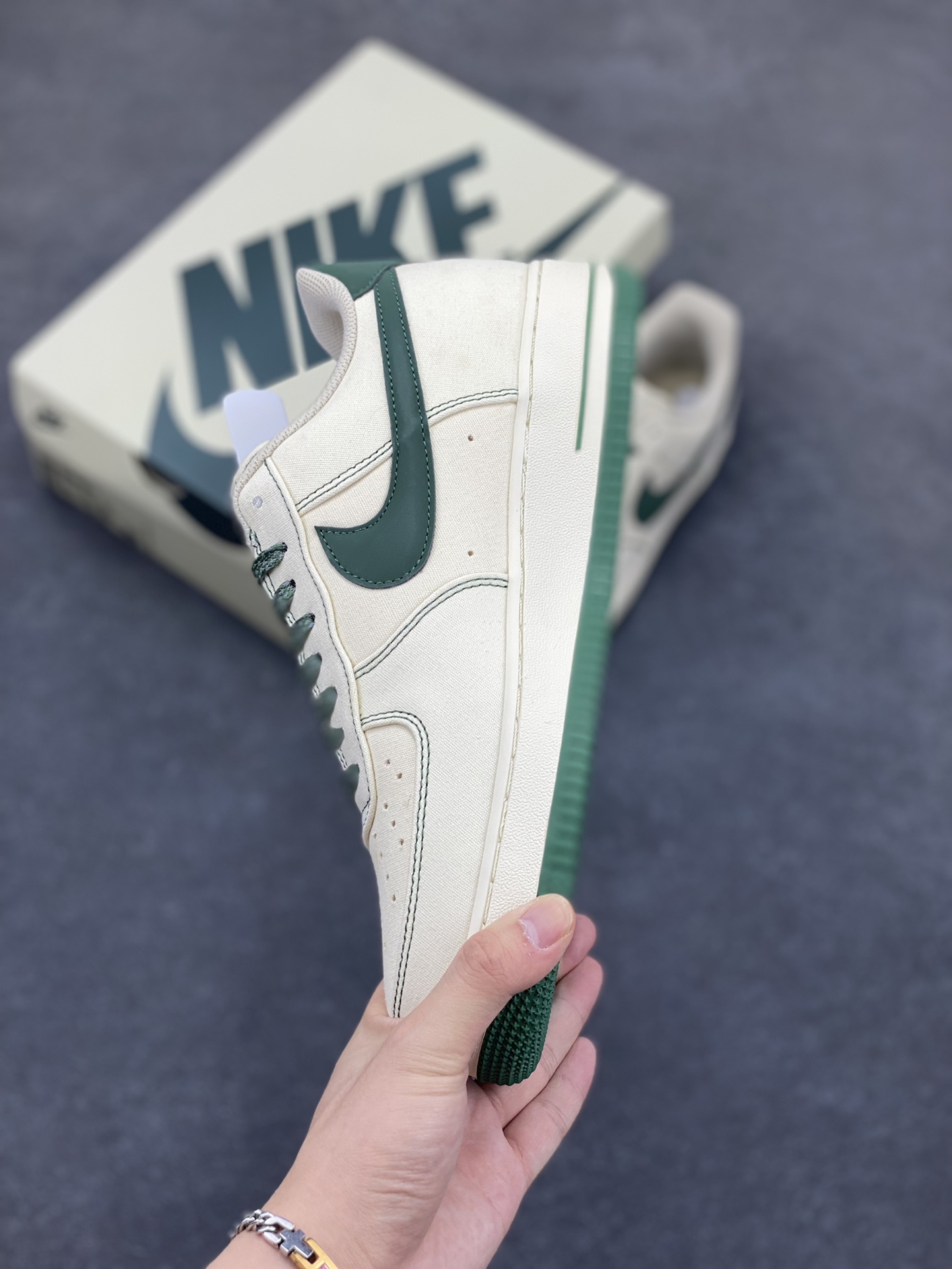图片[3]-福利特价   NIke Air Force 1 \’07 米绿布面 空军一号低帮休闲板鞋 3m反光 进口牛筋布 原楦头原纸板 纯正空军版型 全掌内置全掌气垫 原盒配件 原厂中底钢印 拉帮完美 货号：TQ1456-266 尺码：36 36.5 37.5 38 38.5 39 40 40.5 41 42 42.5 43 44 44.5 45-选品中心