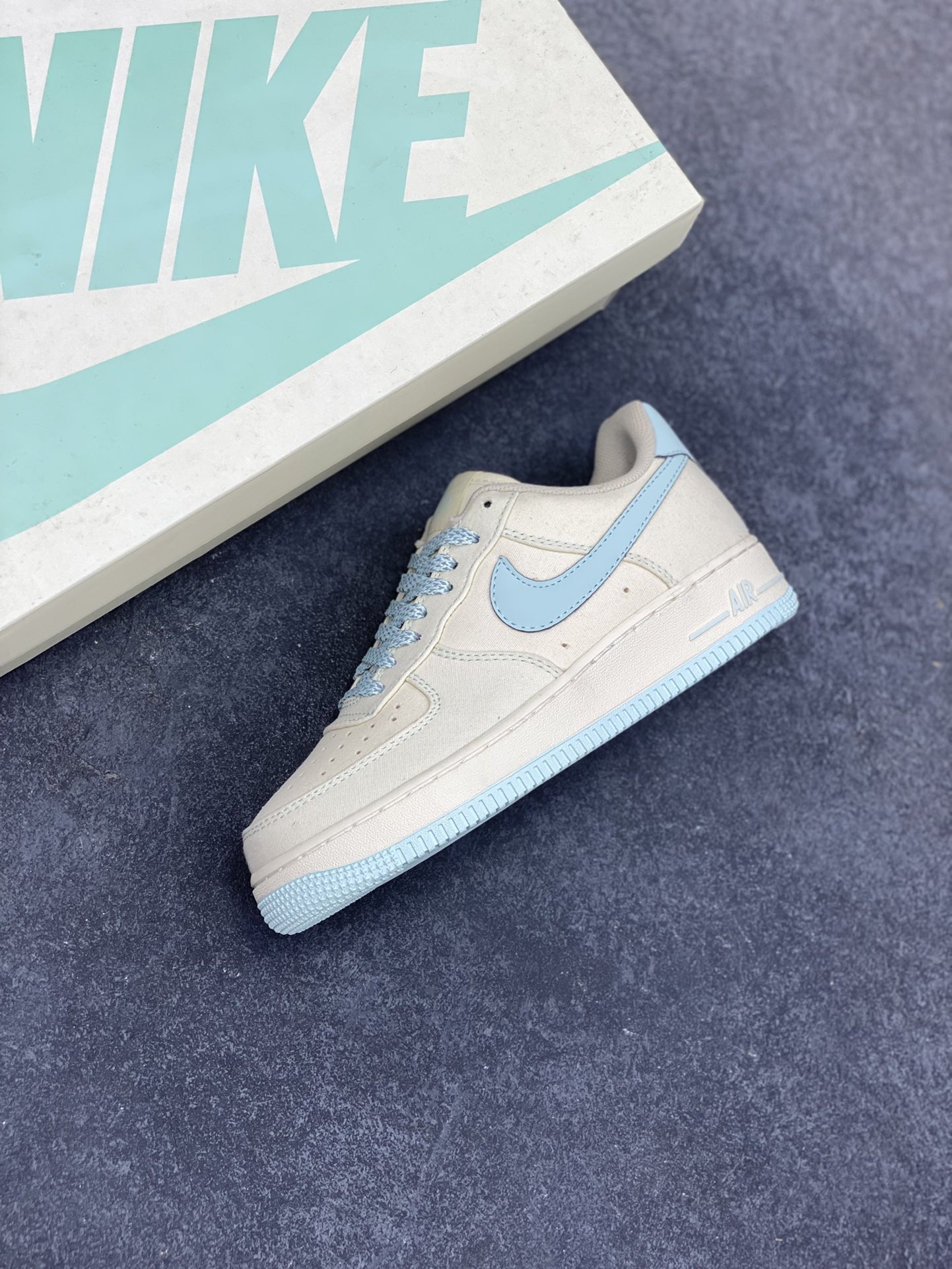 图片[7]-福利特价   NIke Air Force 1 \’07 米冰蓝布面 空军一号低帮休闲板鞋 3m反光 进口牛筋布 原楦头原纸板 纯正空军版型 全掌内置全掌气垫 原盒配件 原厂中底钢印 拉帮完美 货号：TQ1456-277 尺码：36 36.5 37.5 38 38.5 39 40 40.5 41 42 42.5 43 44 44.5 45-选品中心