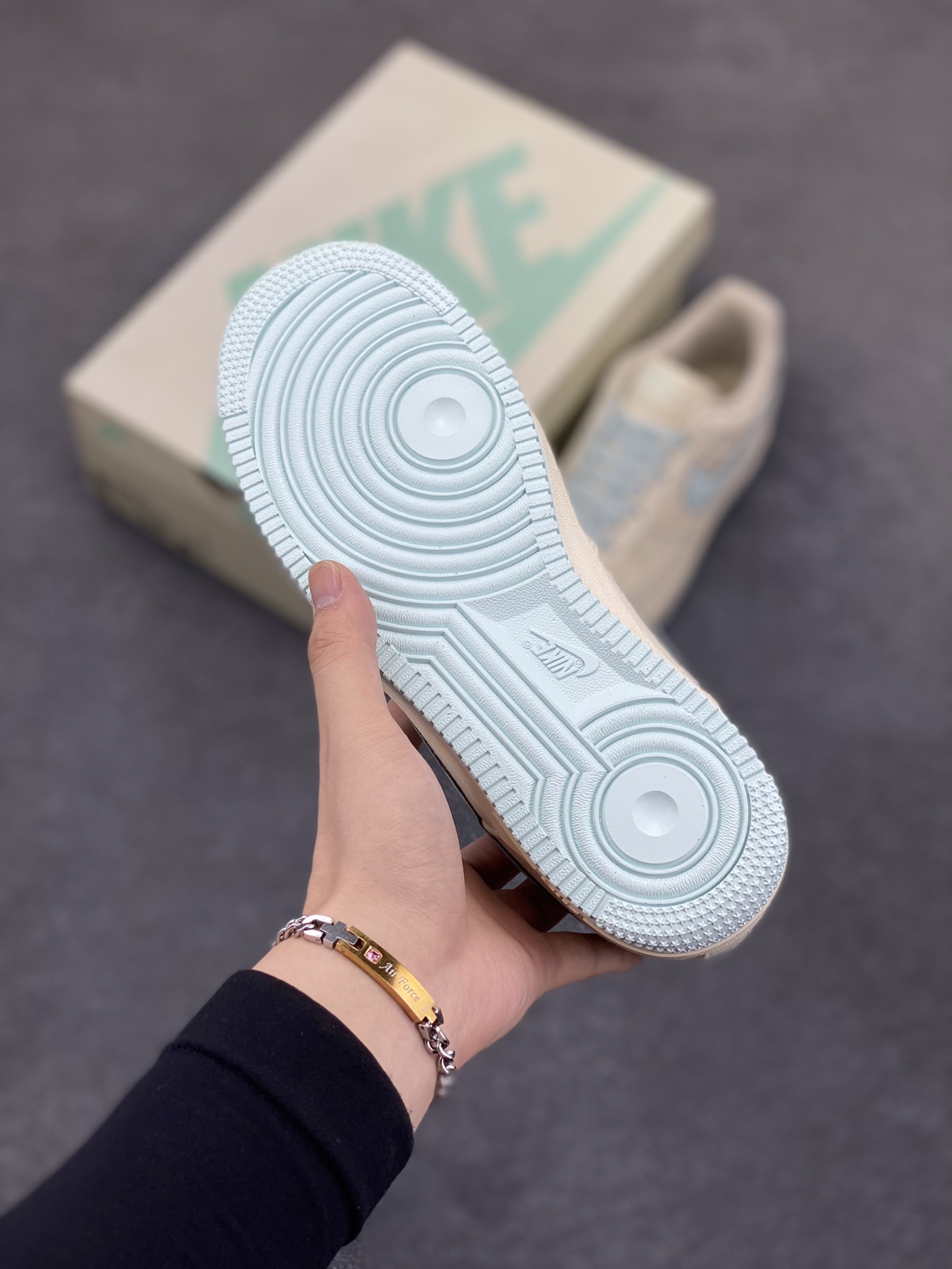 图片[5]-福利特价   NIke Air Force 1 \’07 米冰蓝布面 空军一号低帮休闲板鞋 3m反光 进口牛筋布 原楦头原纸板 纯正空军版型 全掌内置全掌气垫 原盒配件 原厂中底钢印 拉帮完美 货号：TQ1456-277 尺码：36 36.5 37.5 38 38.5 39 40 40.5 41 42 42.5 43 44 44.5 45-选品中心