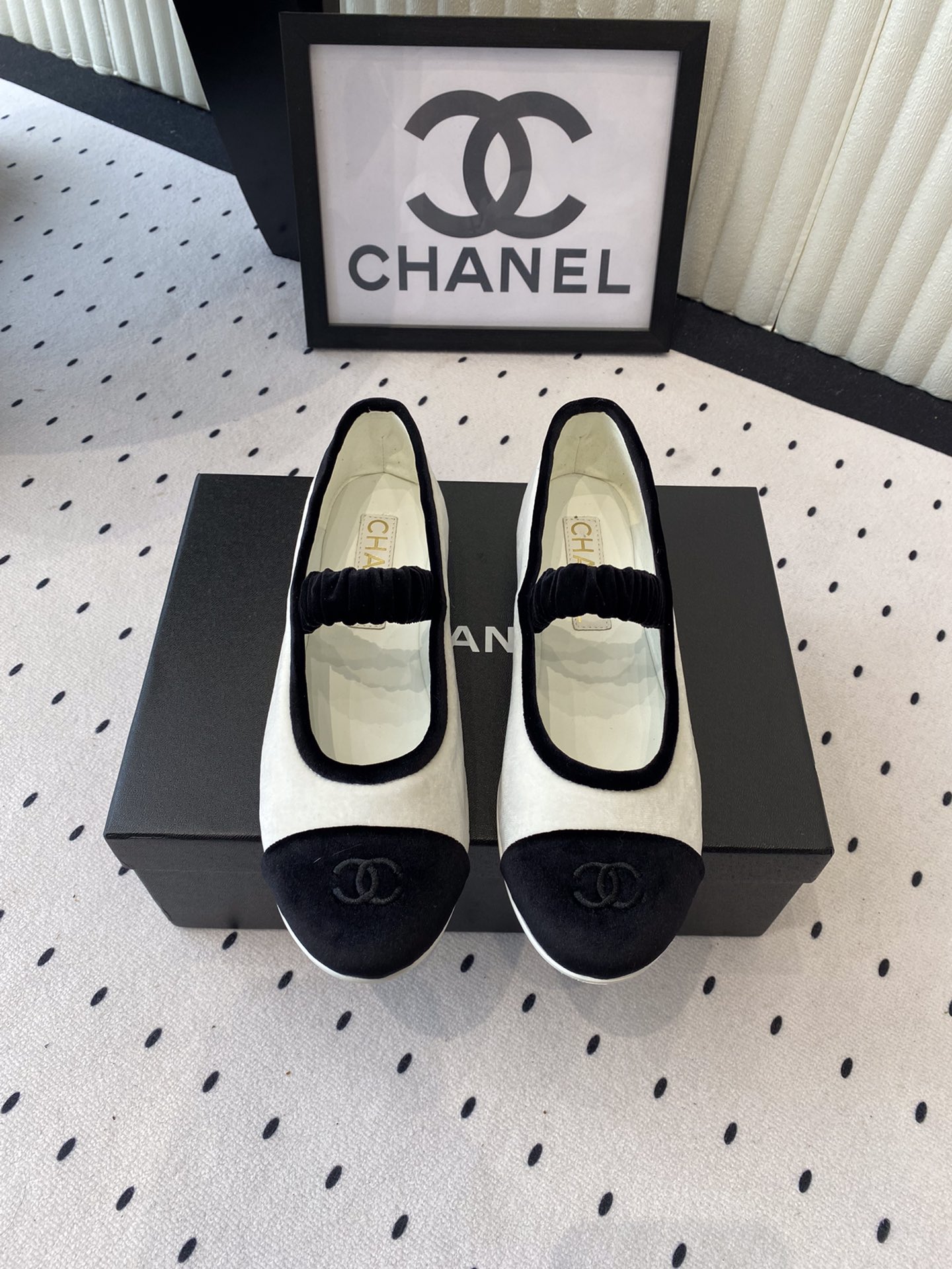 NO:411759,Chanel new single shoes, many celebrities and celebrities are on the go. A versatile series that domestic and foreign bloggers are popular. Must-have for spring and summer wardrobe matching. Imported sheepskin/velvet. Imported crystal sheepskin lining. Original mold-open custom leather sole. Size: 35-39 (40 41 custom made), single shoes, chanel, sheepskin, Leather soles19860909Chanel新款单鞋 众多明星网红上脚 国内外博主刷爆的一个百搭系列 春夏衣橱搭配必备 进口羊皮/天鹅绒 进口水晶羊皮内里 原版开模定制真皮大底 Size: 35-39（40 41订做）,单鞋,chanel,sheepskin,Leather soles,Women's Shoes
