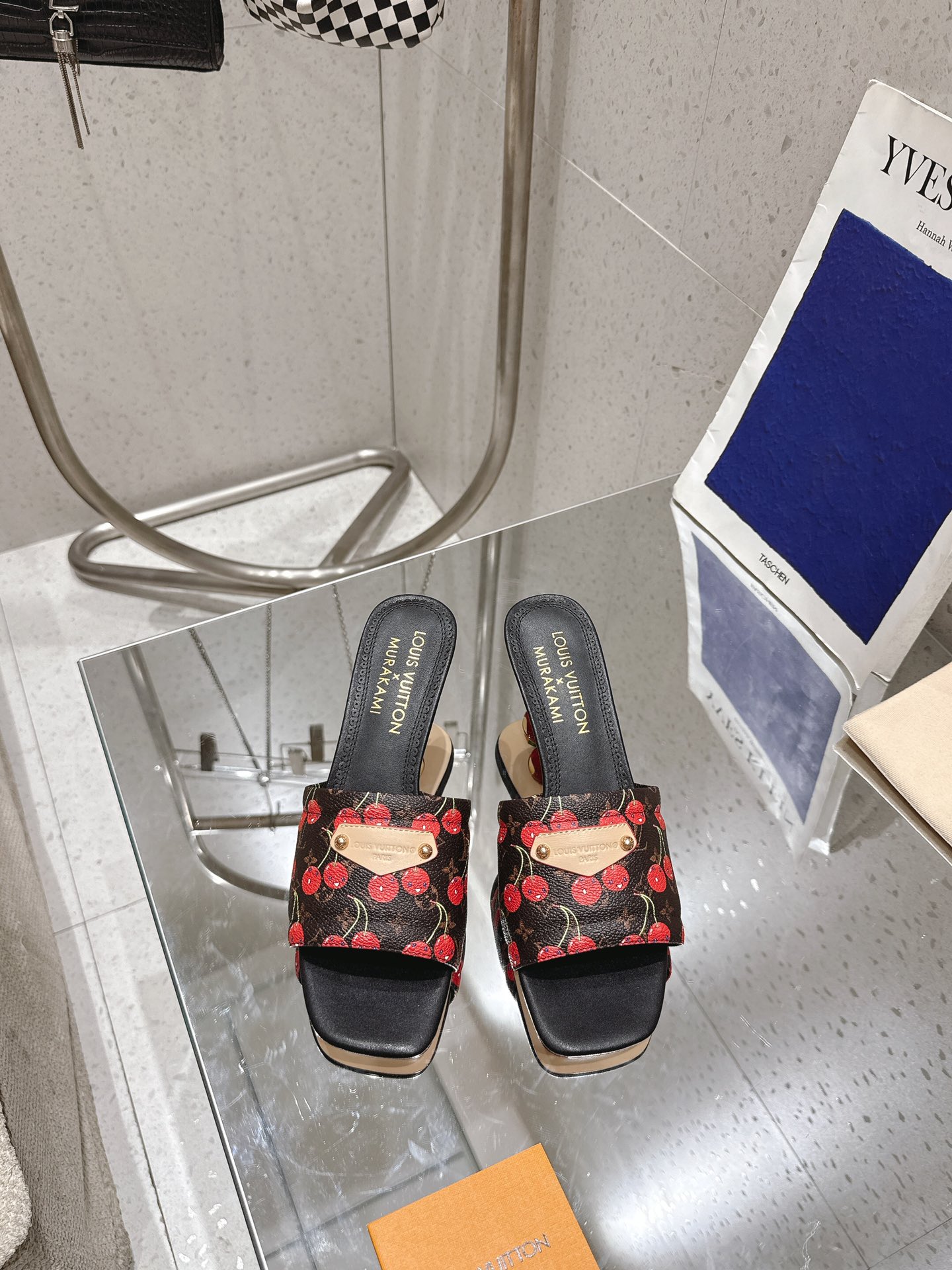 Louis Vuitton Lily Sandalias con Diseño de Cerezas y Tacón Escultural