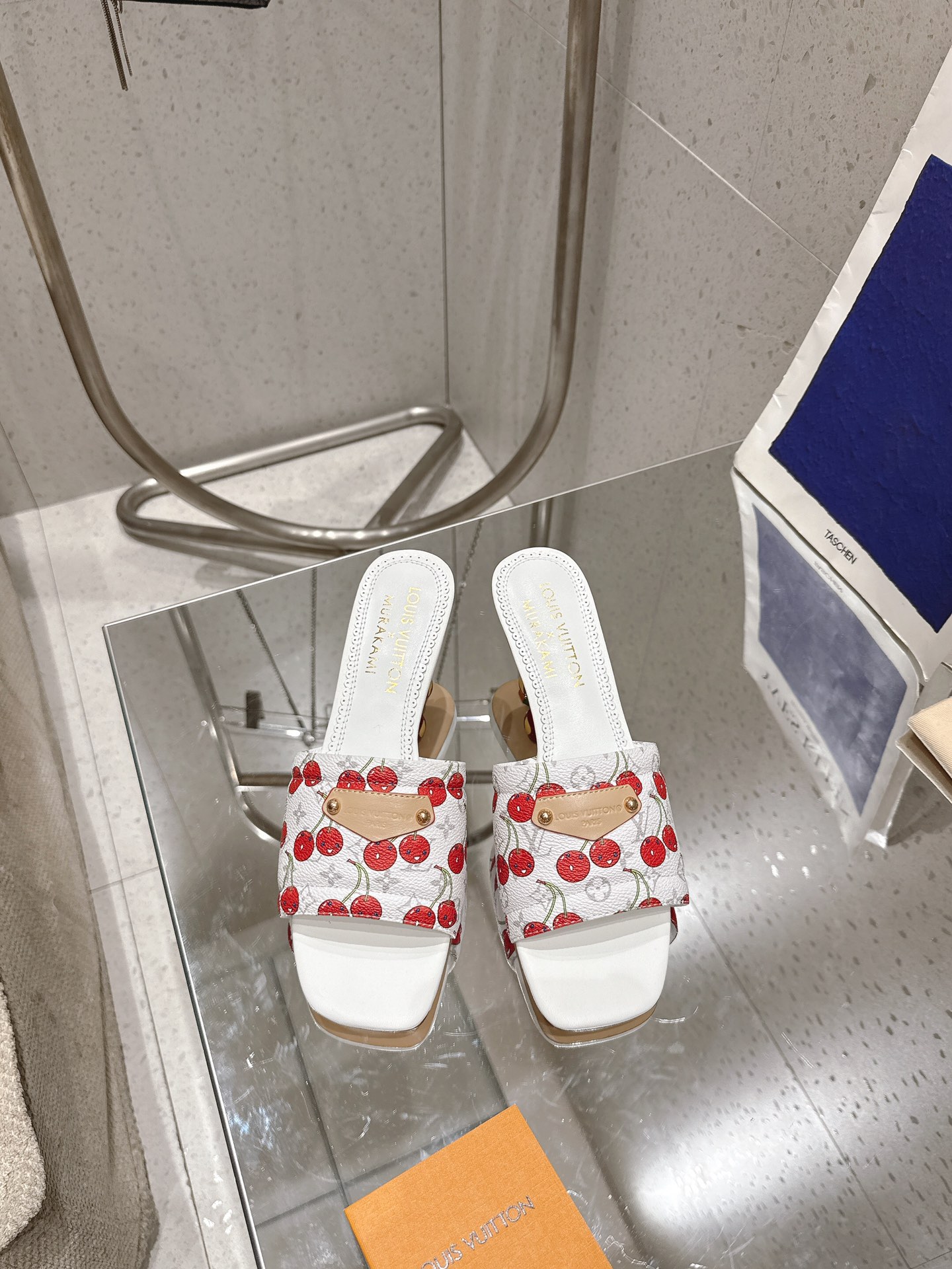 Louis Vuitton Lily Mules avec Motif Cerise, Cuir de Veau Blanc