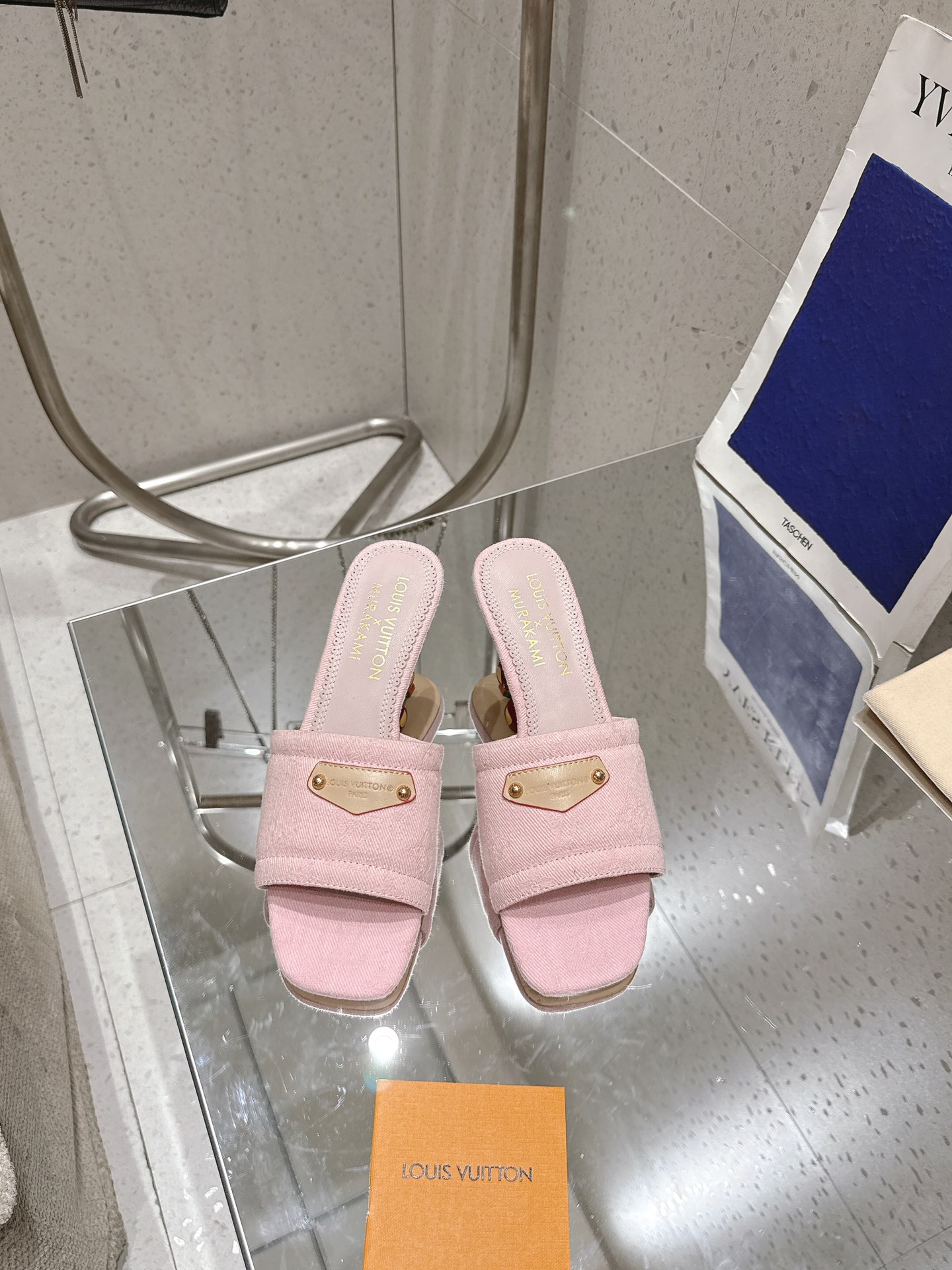 NO:412217,Top version Exclusive private model Purchase level LV ss25 new arrival~ This Lily sandals are from Louis Vuitton × Takashi Murakami replica series, LV X TM 9AM flat-soled tow has eye-catching lines, pointing out the agile style of Louis Vuitton x Takashi Murakami replica series. The bright cherry heels appear in Mon sculptural heels present a cherry configuration, Louis Vuitton Paris leather patches add brand style, Material: original cowhide inner lining: full sheepskin outsole: original outsole heel height: 5.5 Shoe size: 35-41 (40.41. Custom made no return or exchange), high heels slippers, louis vuitton, louis vuitton, high heels, slippers, cowhide, sheepskin19860909顶级版本 独家私模 代购级别 LV ss25 new arrival～ 本款 Lily 凉拖出自路易威登×村上隆复刻系列, LV X TM 9AM平底拖拥有瞩目线条,点明路易威登 x 村上隆复刻系列的灵动格调.明丽樱桃跟案浮现于 Mon雕塑感鞋跟呈现樱桃构型,路易威登巴黎皮革贴饰再添品牌格调, 材料:原版牛皮 内里:垫脚全羊皮 大底:原版大底 跟高:5.5 鞋码: 35-41(40.41.定做不退换),高跟鞋拖鞋,louis vuitton,louis vuitton,high heels,slippers,cowhide,sheepskin,Women's Shoes