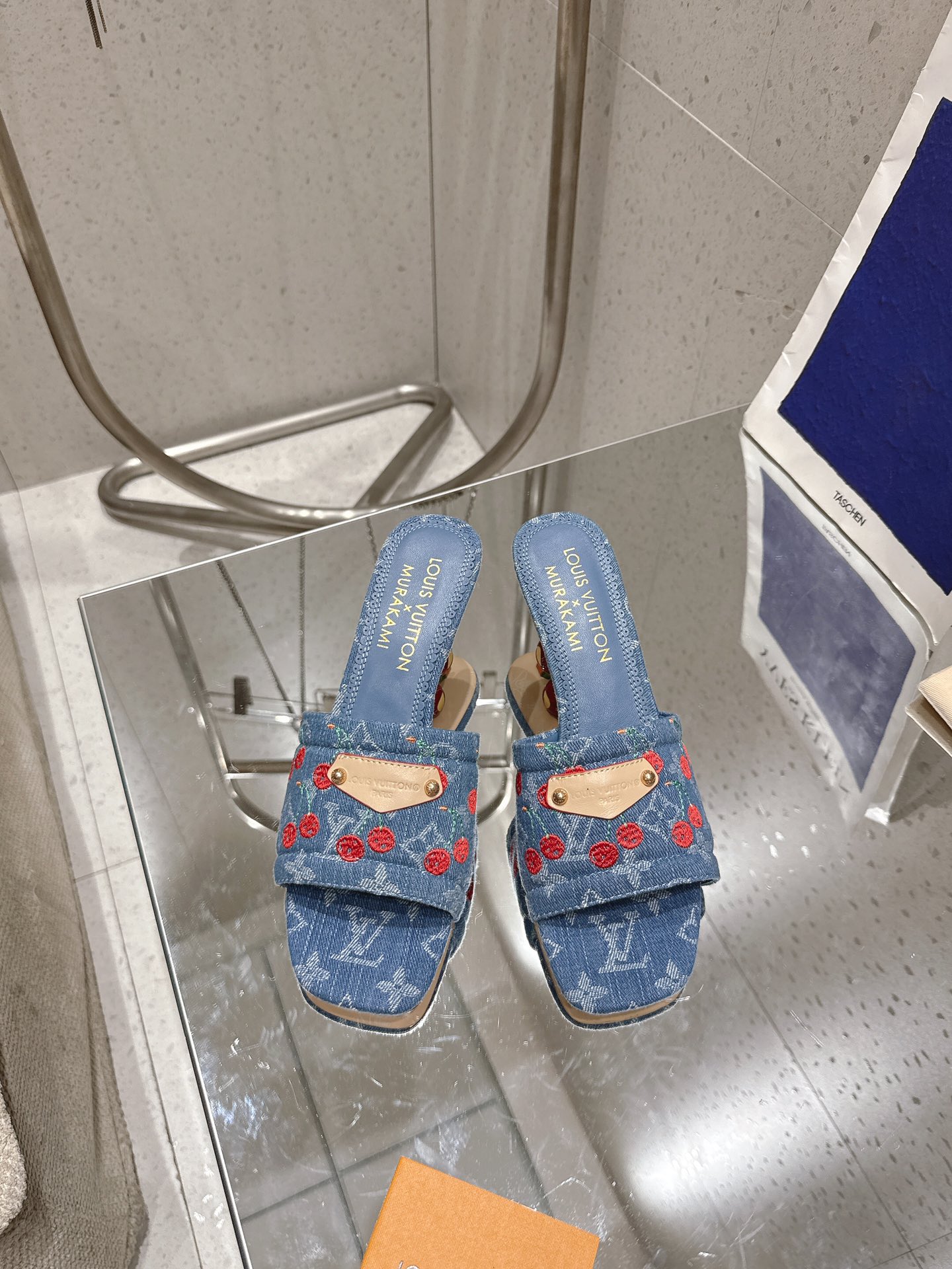 NO:412225,Top version Exclusive private model Purchase level LV ss25 new arrival~ This Lily sandals are from Louis Vuitton × Takashi Murakami replica series. Monogram denim is used to create a design that is easy to put on and take off, and reveals leisurely and elegant charm with exquisite brushstrokes. Bright cherry embroidery illuminates the upper, sculptural heels present a cherry structure, Louis Vuitton Paris leather patches add brand style, Material: original denim lining: full sheepskin outsole: original outsole heel height: 5.5 Shoe size: 35-41 (40.41. Custom made no return or exchange), high heels slippers, louis vuitton, louis vuitton, high heels, slippers, sheepskin19860909顶级版本 独家私模 代购级别 LV ss25 new arrival～ 本款 Lily 凉拖出自路易威登×村上隆复刻系列,选用Monogram 丹宁布塑造易于穿脱的设计,以考究笔触流露闲 雅韵味.明丽樱桃刺绣点亮鞋面,雕塑感鞋跟呈现樱桃构 型,路易威登巴黎皮革贴饰再添品牌格调, 材料:原版牛仔 内里:垫脚全羊皮 大底:原版大底 跟高:5.5 鞋码: 35-41(40.41.定做不退换),高跟鞋拖鞋,louis vuitton,louis vuitton,high heels,slippers,sheepskin,Women's Shoes