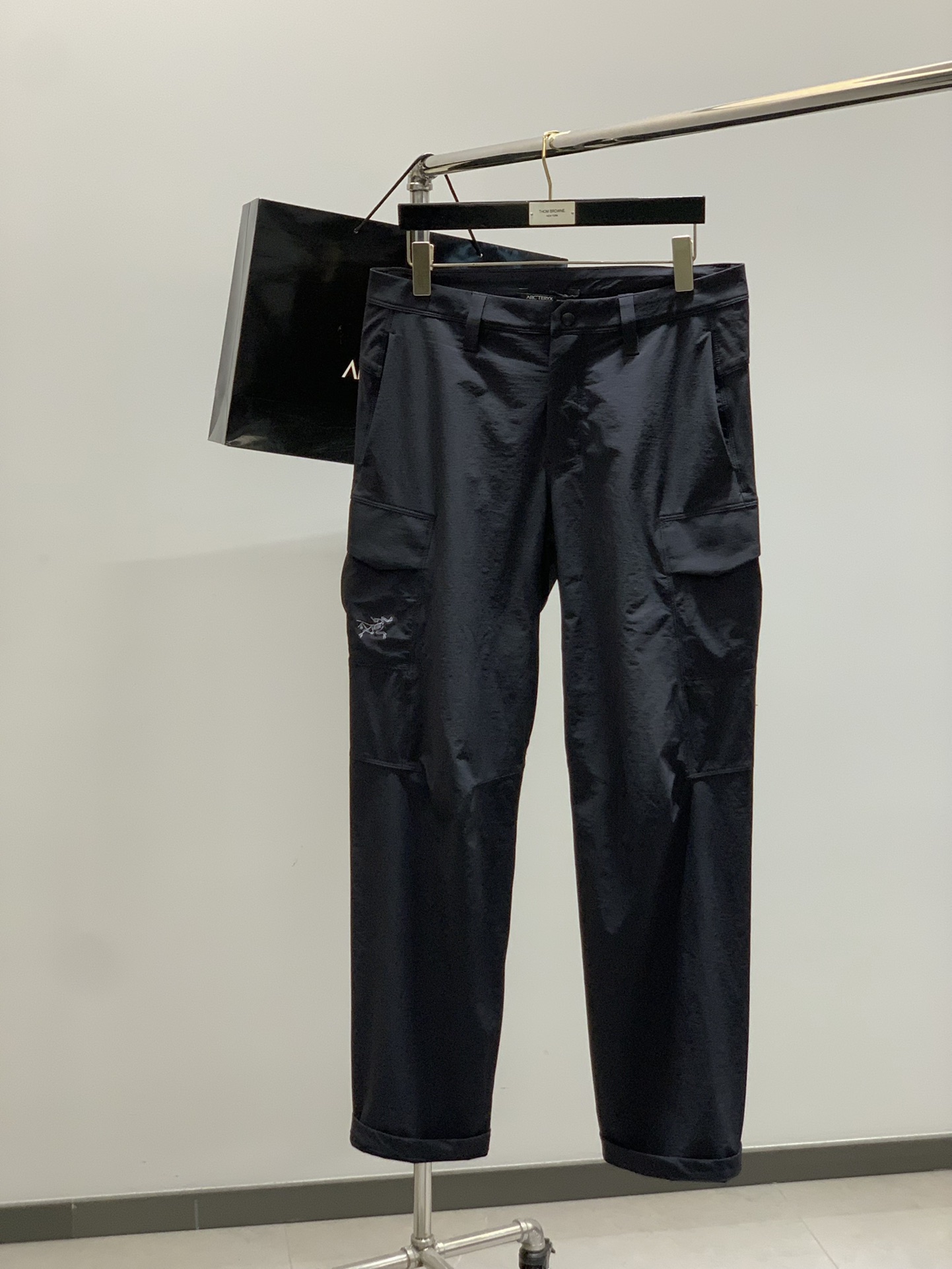 NO:454086,,Arcteryx GAMMA Lefroy Outdoor Hiking Sport Pants The fabric is made of high-density hiking fabric for customers. The fabric is sturdy and has good breathability and freedom of movement, and has excellent outdoor climbing and four-sided elasticity and function. -The original process decomposition, from cutting, splicing, to sewing process, complete original version 1 to 1. Size 30.32.34 36 Size 30 32 3436 Waist circumference 81 84 8790 Hips circumference 107 110 113 116 Pants length 106108110 112,arc'teryx,alexander wang19860909,Arcteryx始祖鸟 GAMMA Lefroy 户外徒步运动裤 面料采用客供高密度登山布面料.面料结实切具备良好的透气性和运动自由度,优良的户外登山四面弹 ,功能. -工艺原版分解,从裁剪,拼接,到缝制工艺完全原版一比一. 尺码30.32.34 36 尺码30 32 3436 腰围 81 84 8790 臀围107 110 113 116 裤长106108110 112,arc'teryx,alexander wang,Men's clothing