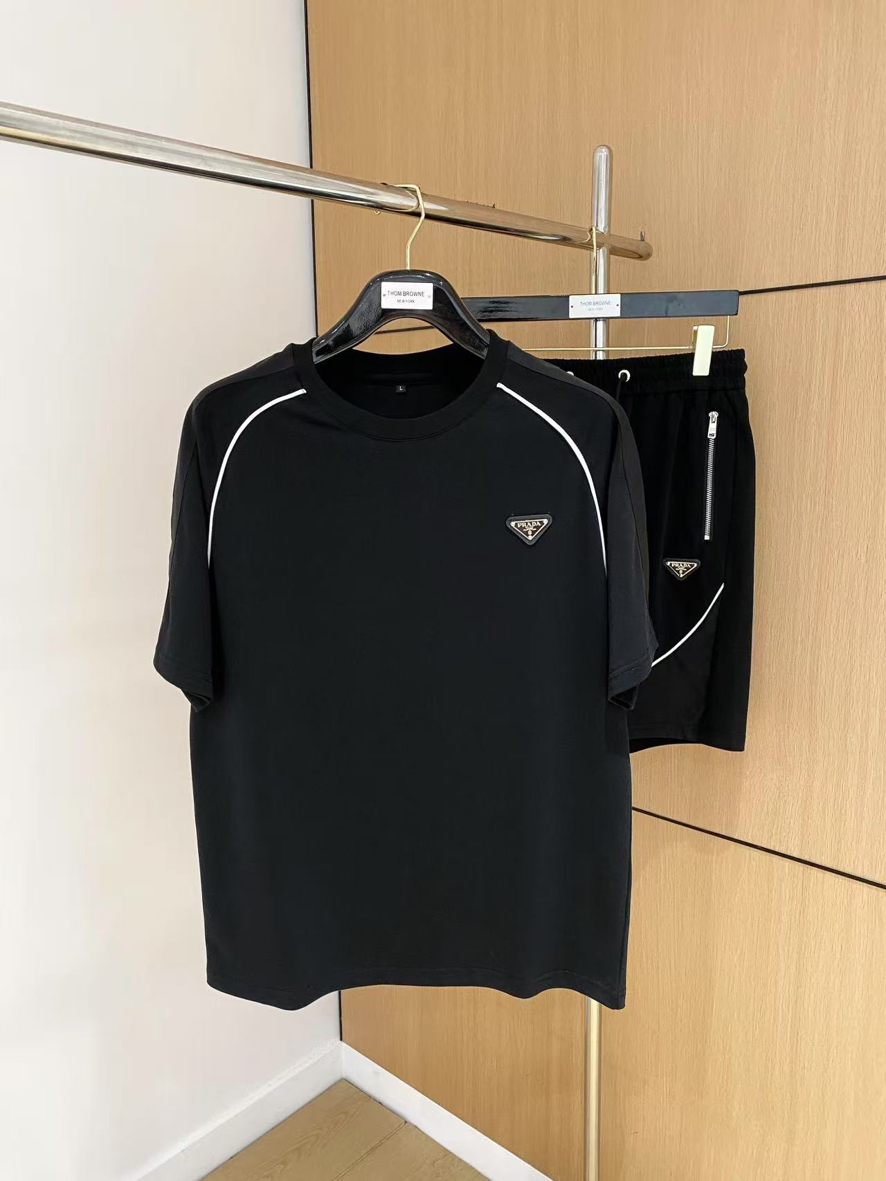 NO:474688,The new Prada 2025 set uses exclusive imported customized fabrics for customer supply. The surface of the fabric is very textured and obvious. The upper body is breathable, light and comfortable. The details show the design characteristics and exquisite craftsmanship, and the overall details are wonderful!  The overall style is fashionable, simple and generous. The same style for men and women, couples. The number of code M-3XL, prada, alexander wang19860909普拉达 2025新款套装采用客供独家进口定制面料,面料表面非常有质感显而易见,上身透气轻薄十分舒适,细节处彰显设计特色与精湛工艺,整体细节美妙绝伦！整体款式时尚简洁大方.男女同款,情侣款.码数M-3XL,,prada,alexander wang,Men's clothing