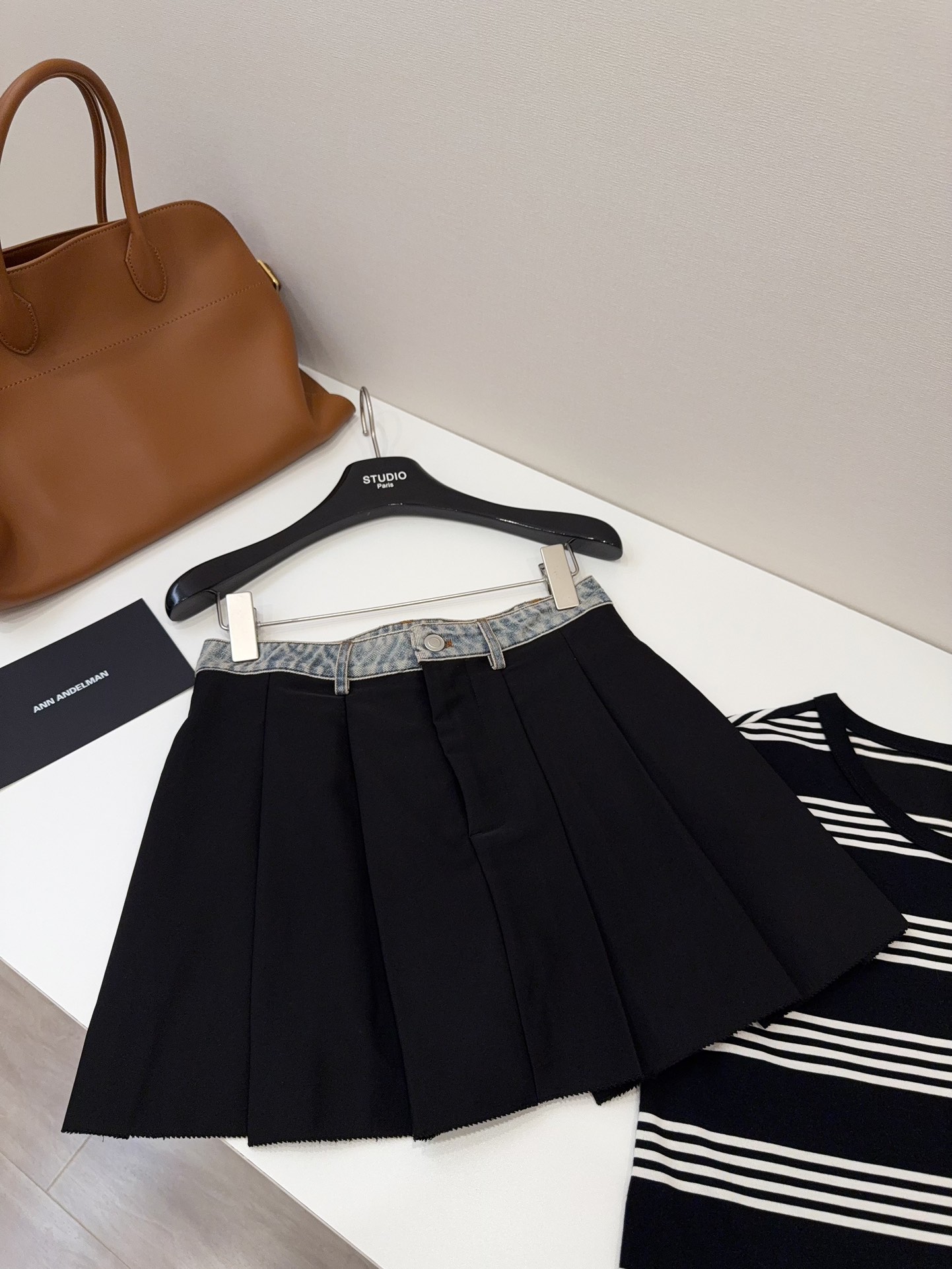 NO:433317,After buying trousers, you will know how easy it is to wear!  !  !  The upper body is so designed~ and it also uses the pleated waist design of the trousers!  Break the convention and form natural overlapping visual proportions, and have an attitude to personality!  The vertically cut micro-A-shaped style makes the upper body cover the hips and make you look slim. The skirt is just right and you can easily control all kinds of heights!  ,,skirts,alexander wang19860909买过长裤就知道多好穿了！！！ 上身太有设计感了~ 而且还用到拼接裤腰百褶设计！ 打破常规,形成自然交叠视觉比例,个性有态度！ 立裁的微A字版型,上身遮胯又显瘦 裙长也恰到好处,各种身高都能轻松驾驭！,,skirts,alexander wang,Women's clothing