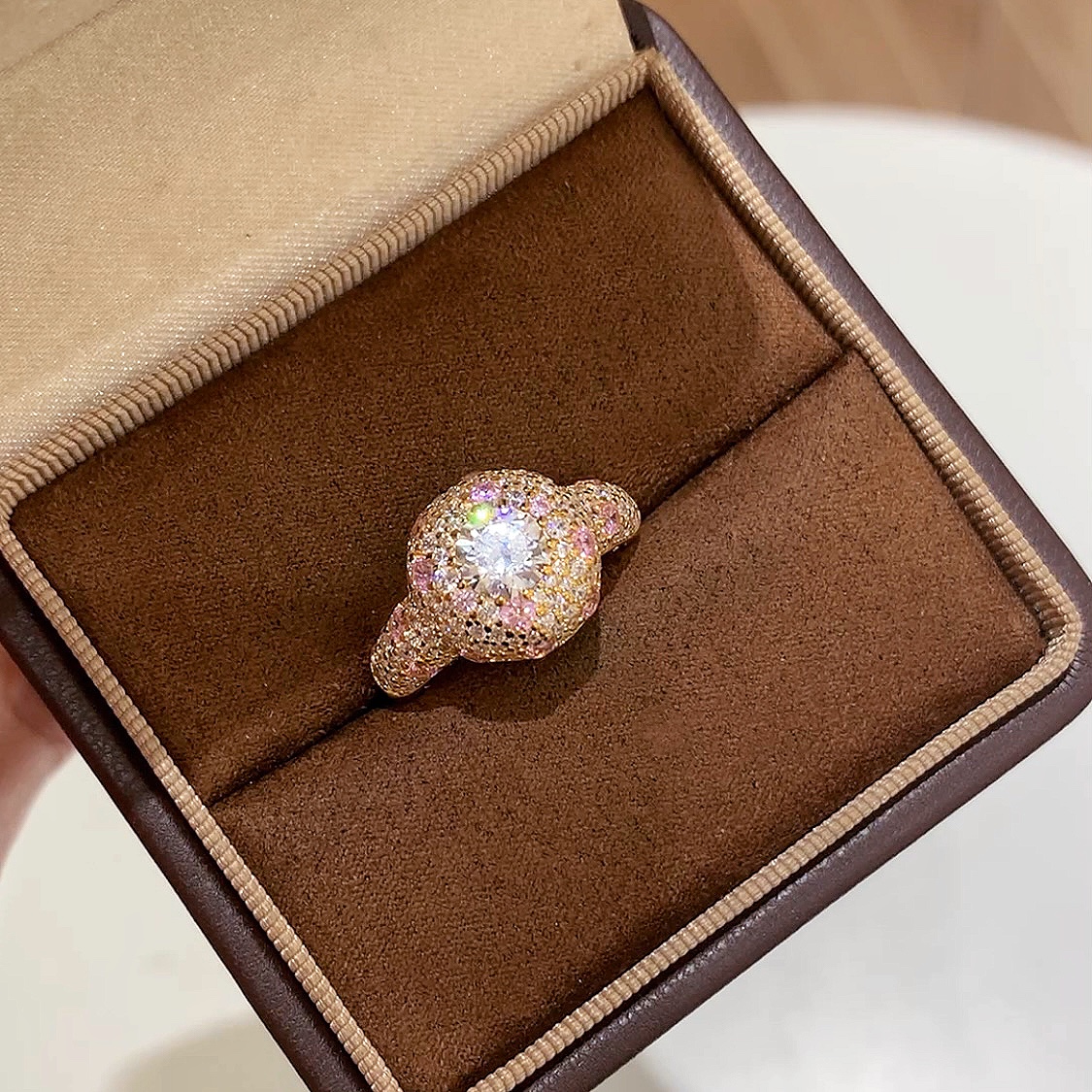 
A6143 👑 独立设计师款 浪漫💕粉钻 甜甜圈 蛋糕戒指💍 具备大都会的魅力妖艳风尚❕绝对是女神们的