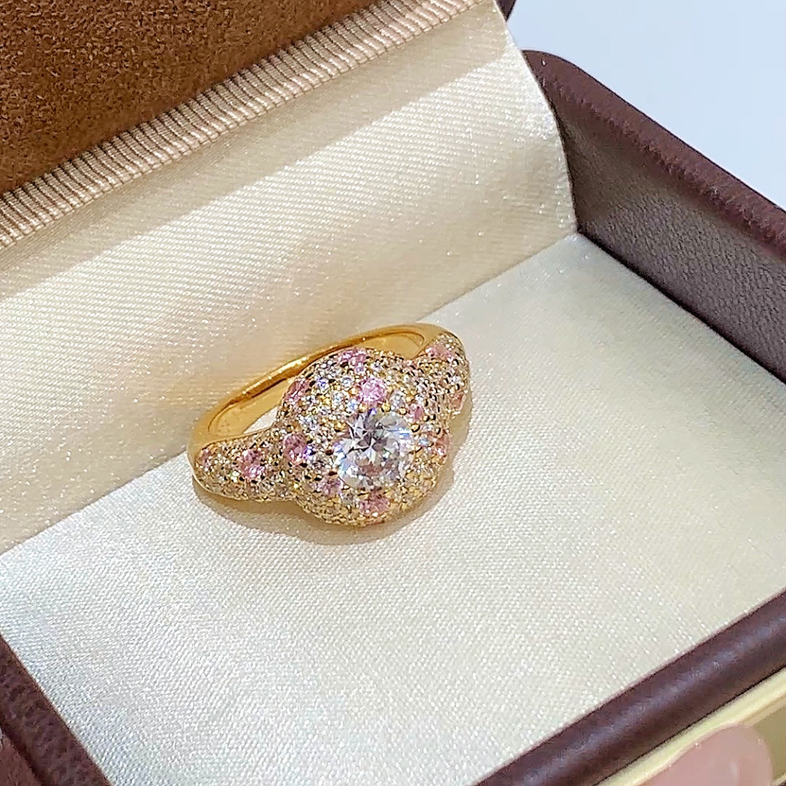 
A6143 👑 独立设计师款 浪漫💕粉钻 甜甜圈 蛋糕戒指💍 具备大都会的魅力妖艳风尚❕绝对是女神们的