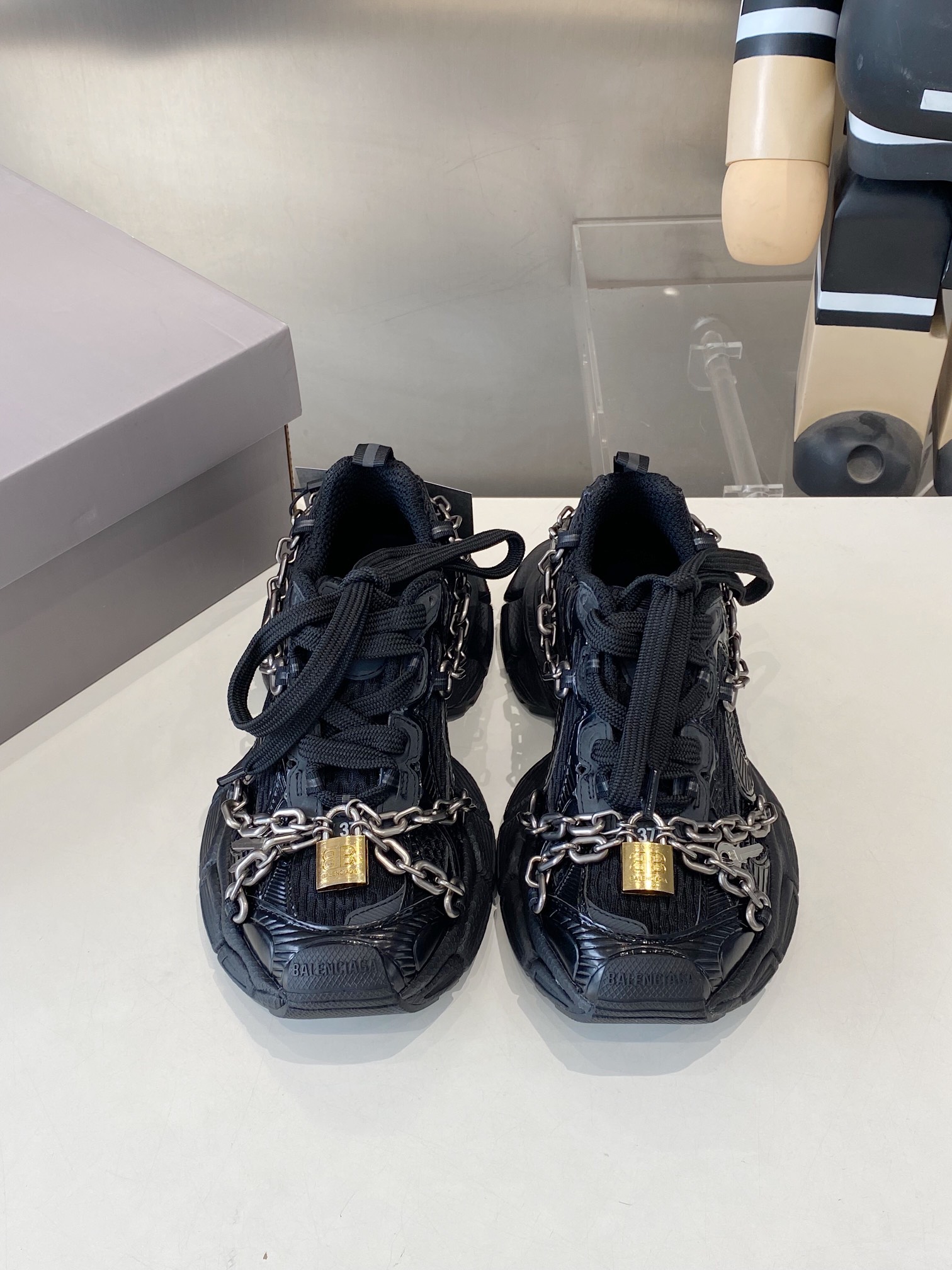 NO:439791,Couple style Balenciaga share 3XL lock series Light rice black upper, full of high-end feel, matched with a unique chain design, exquisite gold locks on the chain, fashionable and individual, the street feel is bursting in one second, and the rate of turning back on the street is absolutely amazing. Couple size 35 36 37 38 39 40 41 42 43 44, loafers, balenciaga, balenciaga, loafers19860909情侣款巴黎世家Balenciaga share 3XL 锁头系列 浅米黑色鞋面,高级感拉满,搭配独特链条设计,链条上精致的金色锁扣,时髦又个性,街头感一秒爆棚,走在街上回头率绝对爆表.情侣尺码35 36 37 38 39 40 41 42 43 44,乐福鞋,balenciaga,balenciaga,loafers,Women's Shoes