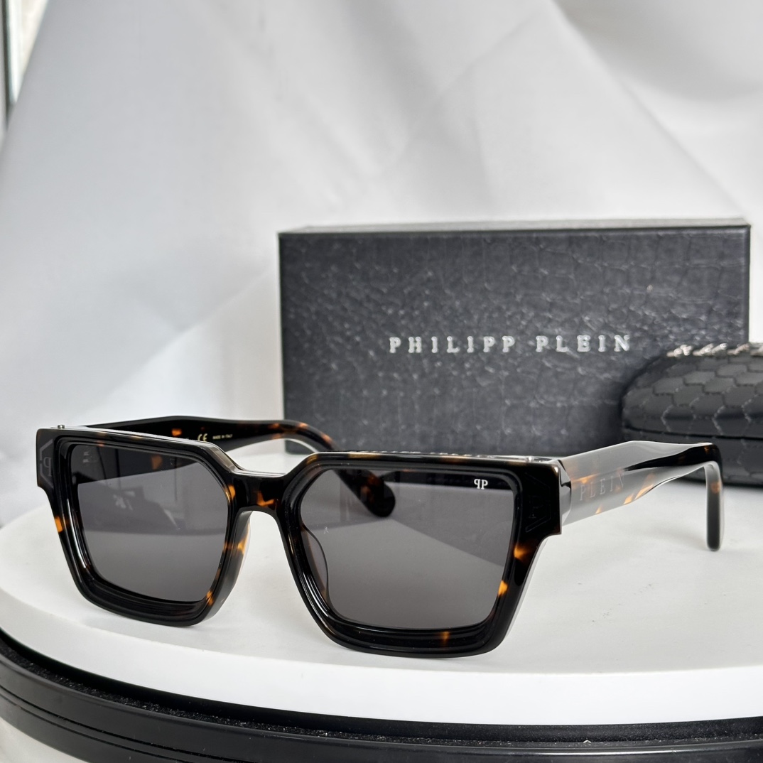  ‼️PHILIPP PLEIN 
采用进口板材切割抛光处理
光泽感满满～
加厚的板料使眼镜更加立体
M