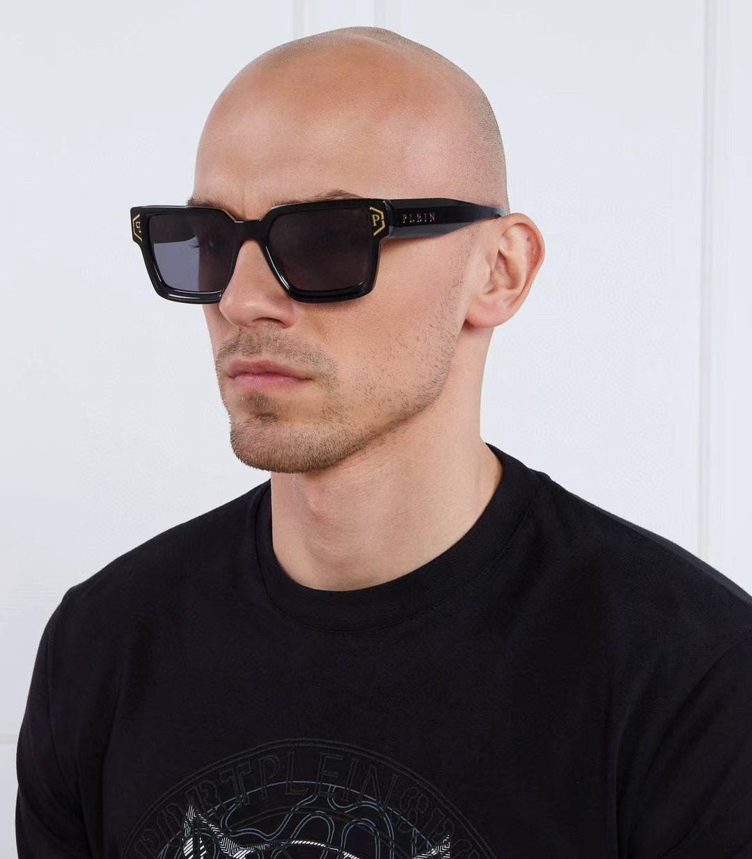  ‼️ 模特图 PHILIPP PLEIN 
采用进口板材切割抛光处理
光泽感满满～
加厚的板料使眼镜更
