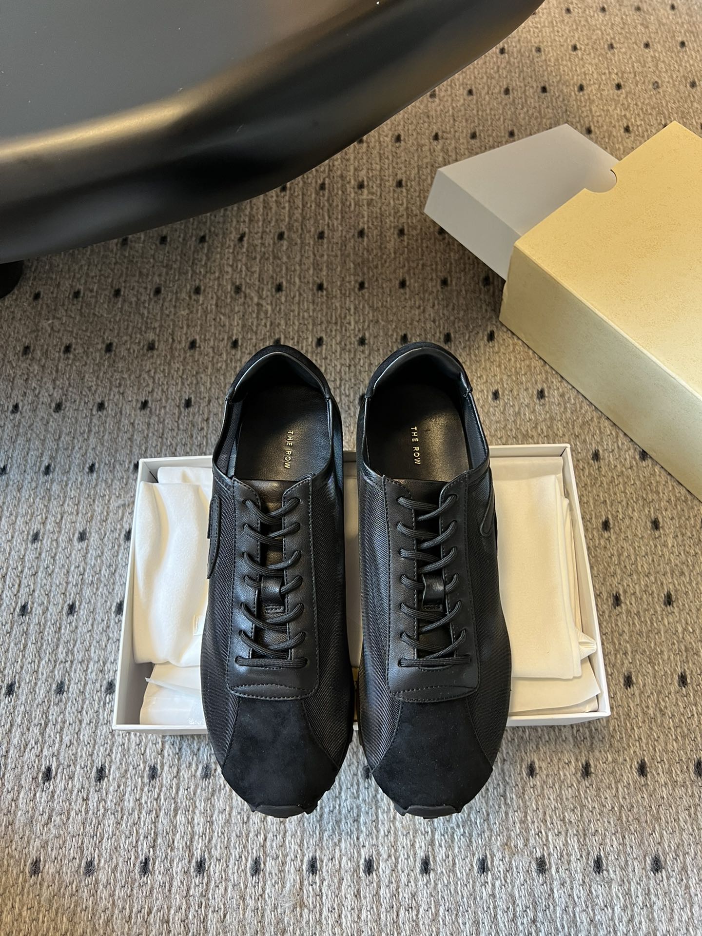 NO:413946,The Row 25ss new German training mesh sneakers. The minimalist can always be believed in Therow. It is very soft and comfortable, and a very versatile pair of shoes. It feels so comfortable that you don’t want to take it off! The facial structure fabric is made of imported ox back-velvet leather splicing and it is very layered!  Fat and thin feet are suitable for making your legs look thin. The key is that they are really super soft and there will be no problem with foot scratching. There is no problem when going out shopping and hiking. This pair of genius shoes will fall in love with genius when worn. It is low-key and unique. You can wear it with these genius shoes effortlessly and you can wear it to create a fashionable feeling. It is a must-have shoe cabinet for wear all year round!  Upper: Imported small-body cattle with delicate back hair inner lining: Imported mixed-bred sheepskin foot pad imported mixed-bred sheepskin + 3cm high elastic latex Outsole: mold rubber sole SIZE35~40 (40 custom made without return or exchange), casual shoes/sports shoes, sneakers, sheepskin19860909莞产 The Row 25ss 新款德训网面运动鞋 极简永远可以相信Therow,很m非常柔软舒适,很百搭的一双鞋.云朵般的脚感,舒服到不想脱下! 面部结构面料采用进口胎牛反绒真皮拼接又很有层次感！ 胖脚瘦脚都适合显腿细,关键是真的超柔软,完全不会有磨脚问题,出门逛街出游爬山都完全没问题 这双德训鞋只要穿上就会爱上TA的软糯,低调又不失个性,随便穿搭能配上这双德训鞋毫不费力就能穿出时尚感,一年四季可穿鞋柜必备！ 鞋面:进口小胎牛反毛手感细腻 内里:进口混种羊皮 垫脚进口混种羊皮+3cm高弹乳胶 大底:模具橡胶大底 SIZE35~40（40定制不退换）,休闲鞋/运动鞋,sneakers,sheepskin,Women's Shoes