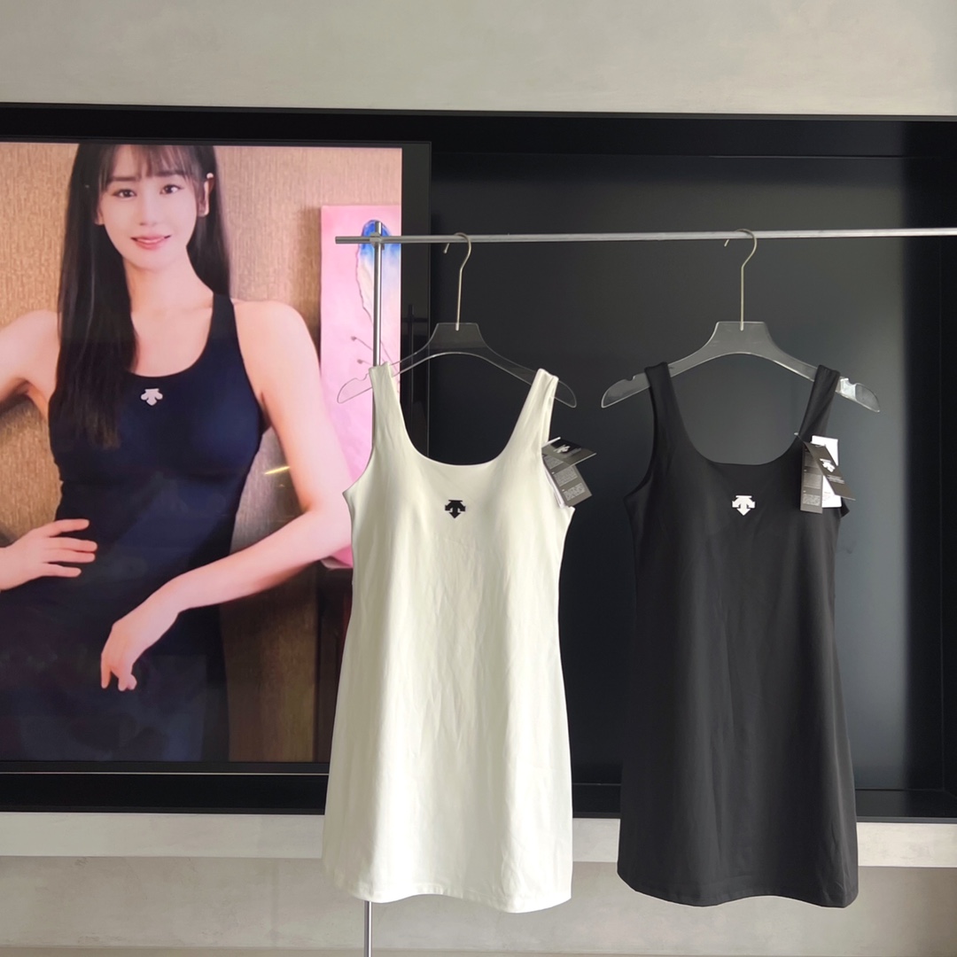 💰95(含胸垫、安全裤)
25夏季·明星同款DESCENTE迪桑特 休闲运动女士瑜伽凉感吊带无袖连衣裙U领
DESCENTE迪桑特2025夏季黑科技聚酯纤维+氨纶,弹力更舒适的面料。
肩带加宽设计,内里文胸胸垫,无需在穿内衣,夏日更清凉🆒,有效承托防止下垂!
腰部收腰设计,更显s型曲线腰身,内含贴身打底安全裤,防止走光!
胸前经典字母印花简单大气上档次 袖口小标logo彰显品牌形象 上身效果极佳。圆领设计穿着方便舒适,居家外出都可穿的一款神裙!
尺码:M-XL
m:85-105斤
L:105-115斤
XL:115-130斤
颜色:本白、黑