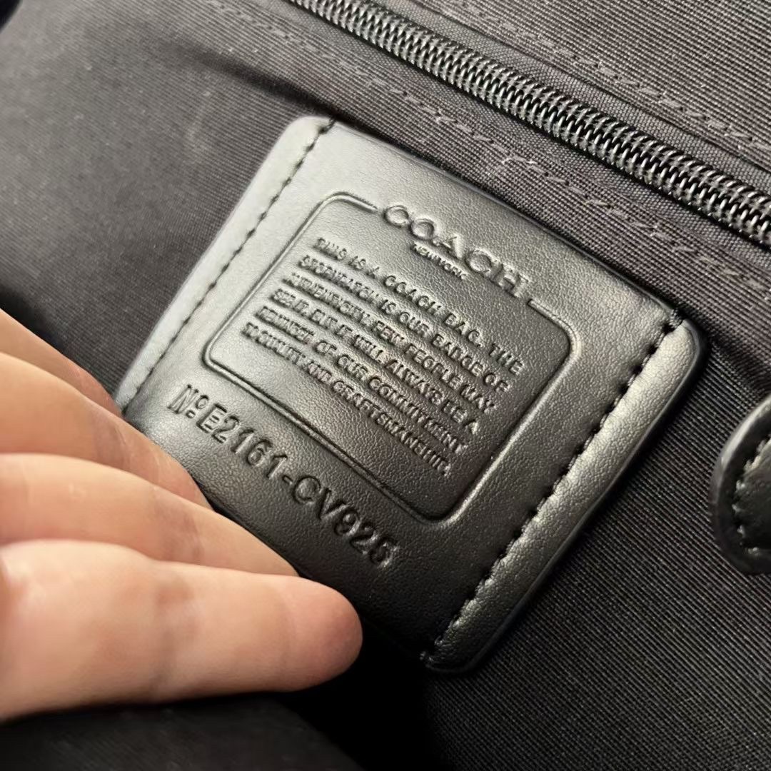 Coach 新品CV925 。 老花varsity。男士新款west双肩包，书包背包旅行包 ，尺寸约：长33*高43*宽16cm