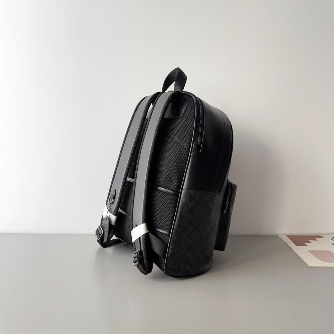 Coach 新品CV925 。 老花varsity。男士新款west双肩包，书包背包旅行包 ，尺寸约：长33*高43*宽16cm