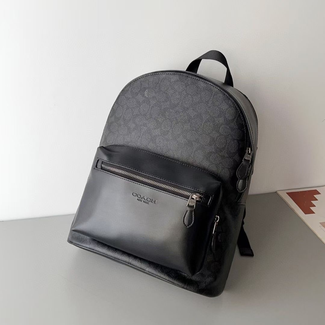Coach 新品CV925 。 老花varsity。男士新款west双肩包，书包背包旅行包 ，尺寸约：长33*高43*宽16cm