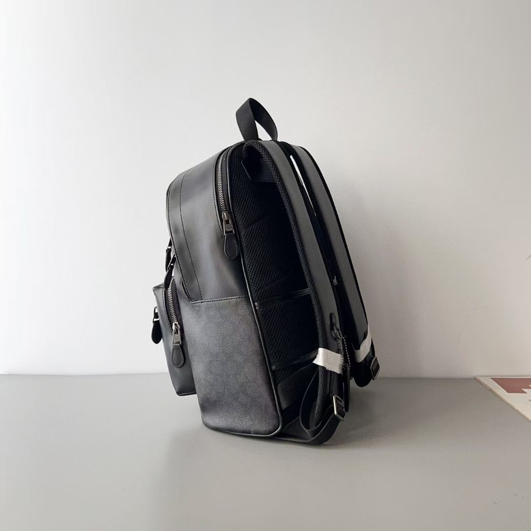 Coach 新品CV925 。 老花varsity。男士新款west双肩包，书包背包旅行包 ，尺寸约：长33*高43*宽16cm