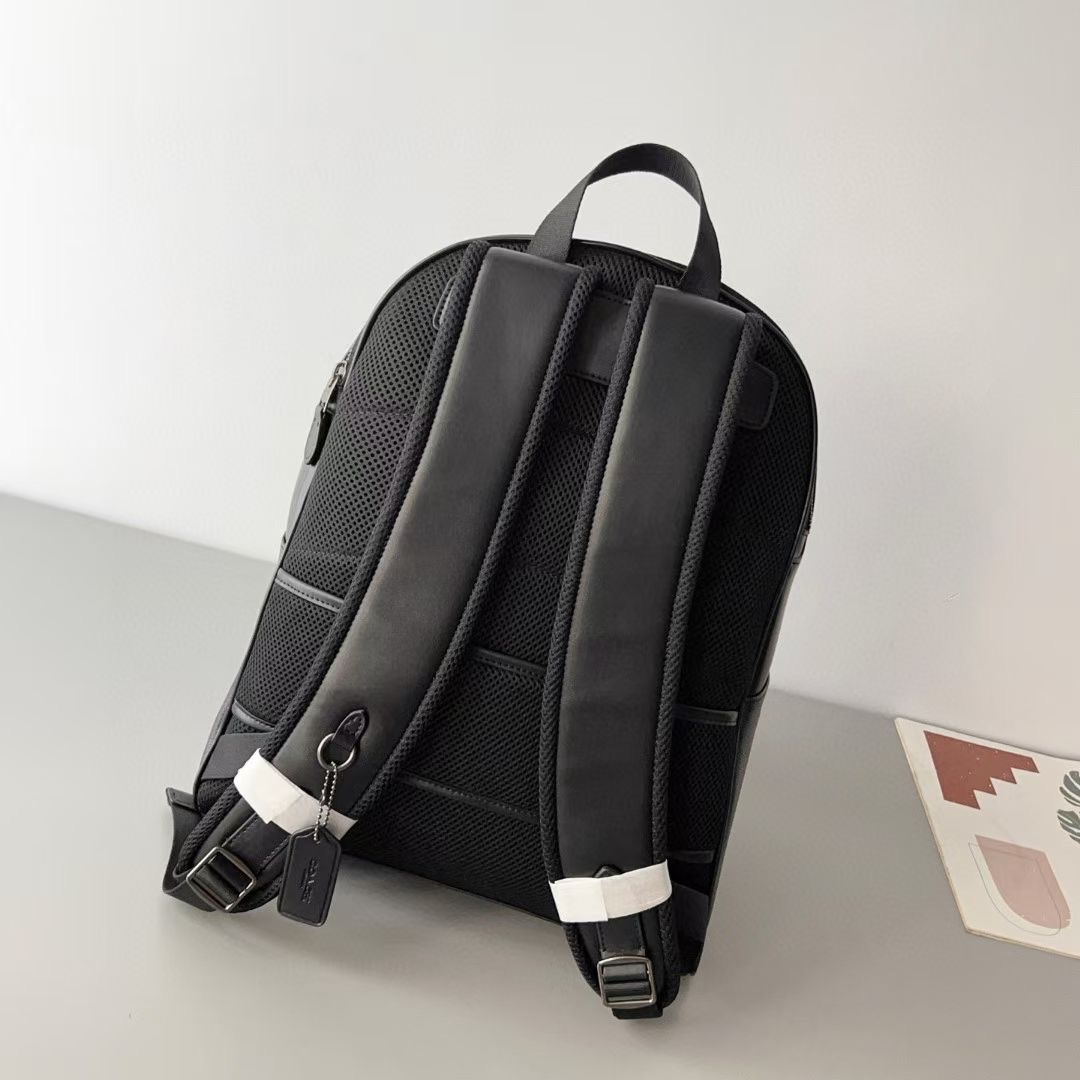 Coach 新品CV925 。 老花varsity。男士新款west双肩包，书包背包旅行包 ，尺寸约：长33*高43*宽16cm
