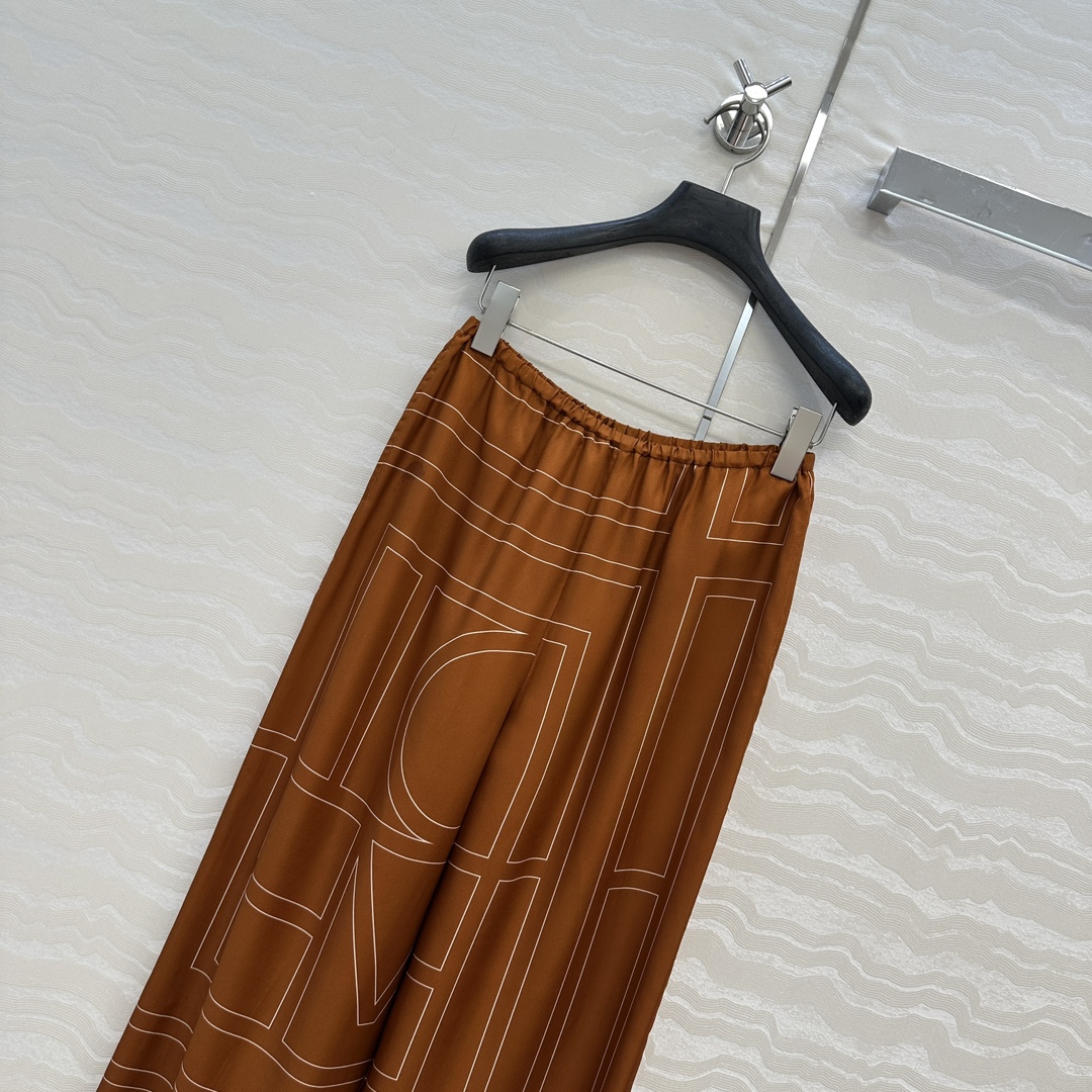 独家首发❤️原单品质，TM长期主义，高智感穿搭，线条字母定位印花真丝阔腿直筒裤。慵懒随性的高级气息！进口