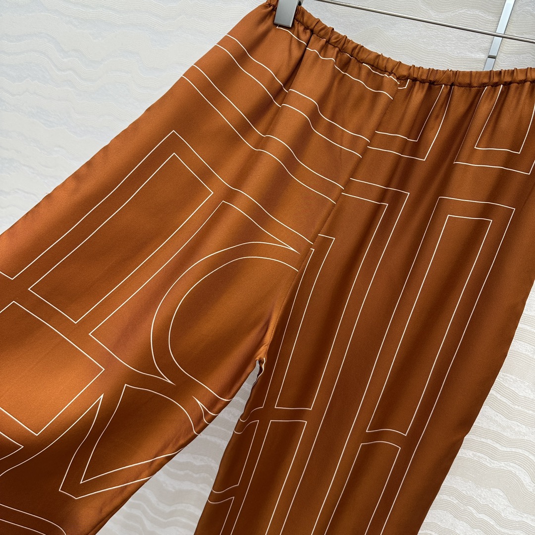 独家首发❤️原单品质，TM长期主义，高智感穿搭，线条字母定位印花真丝阔腿直筒裤。慵懒随性的高级气息！进口