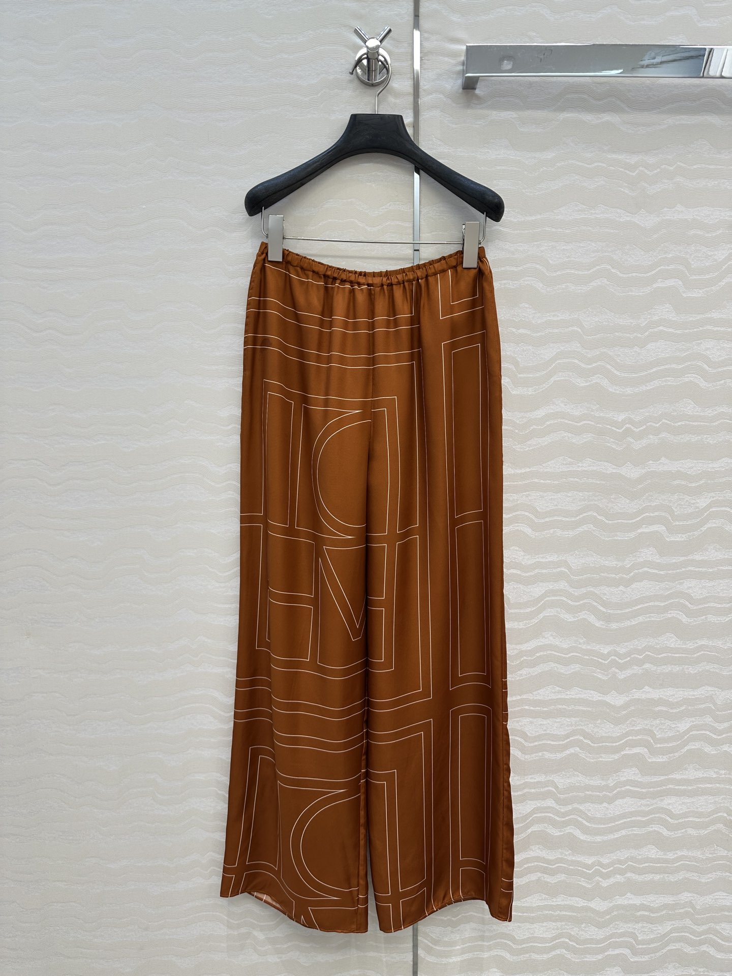 独家首发❤️原单品质，TM长期主义，高智感穿搭，线条字母定位印花真丝阔腿直筒裤。慵懒随性的高级气息！进口