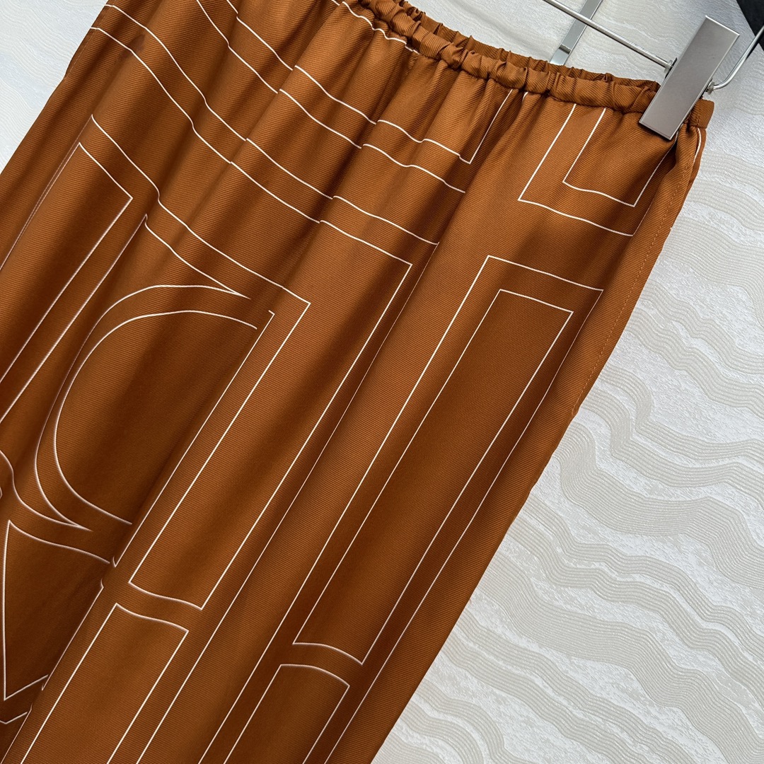 独家首发❤️原单品质，TM长期主义，高智感穿搭，线条字母定位印花真丝阔腿直筒裤。慵懒随性的高级气息！进口